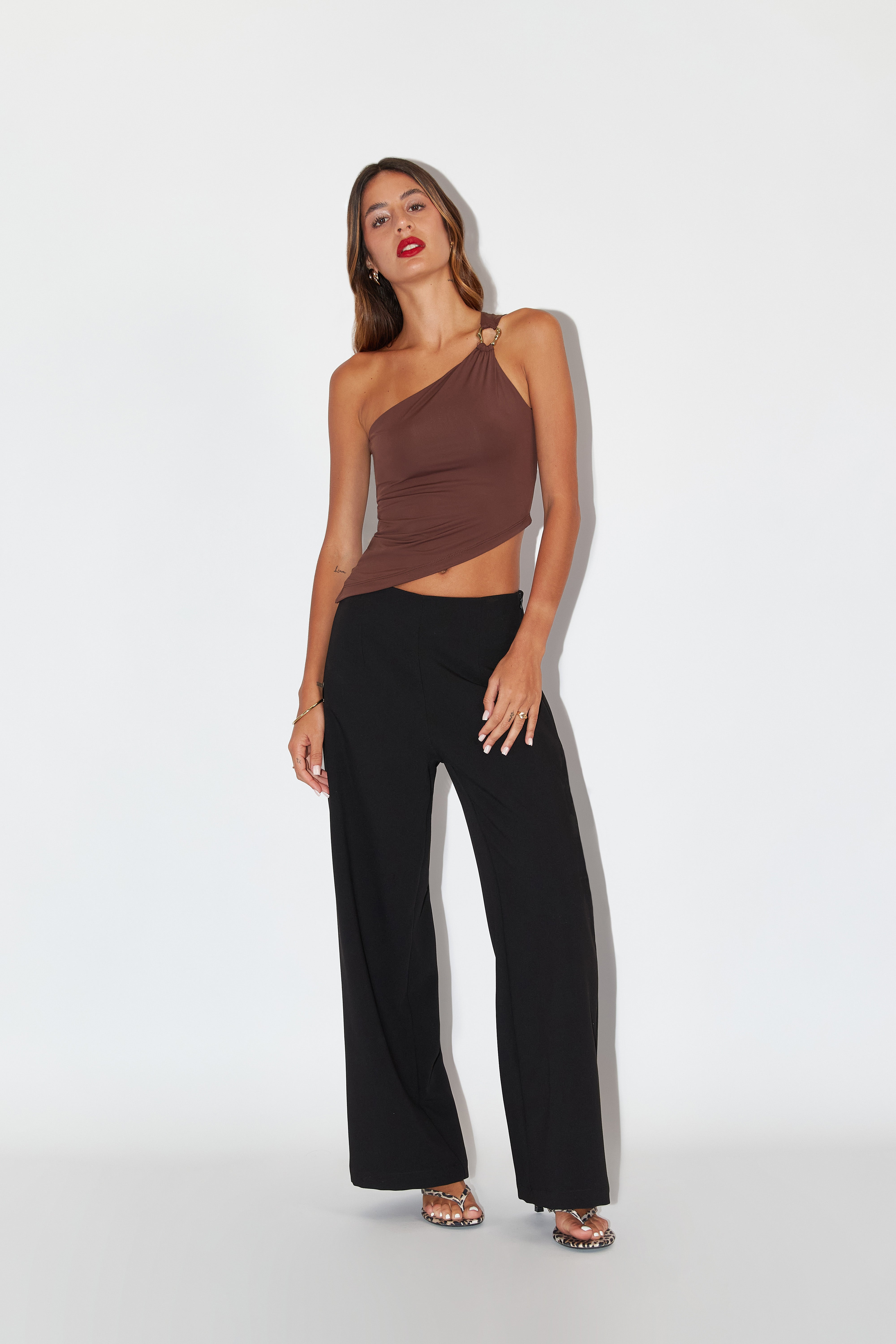 Top Asimétrico Broche - Marrón