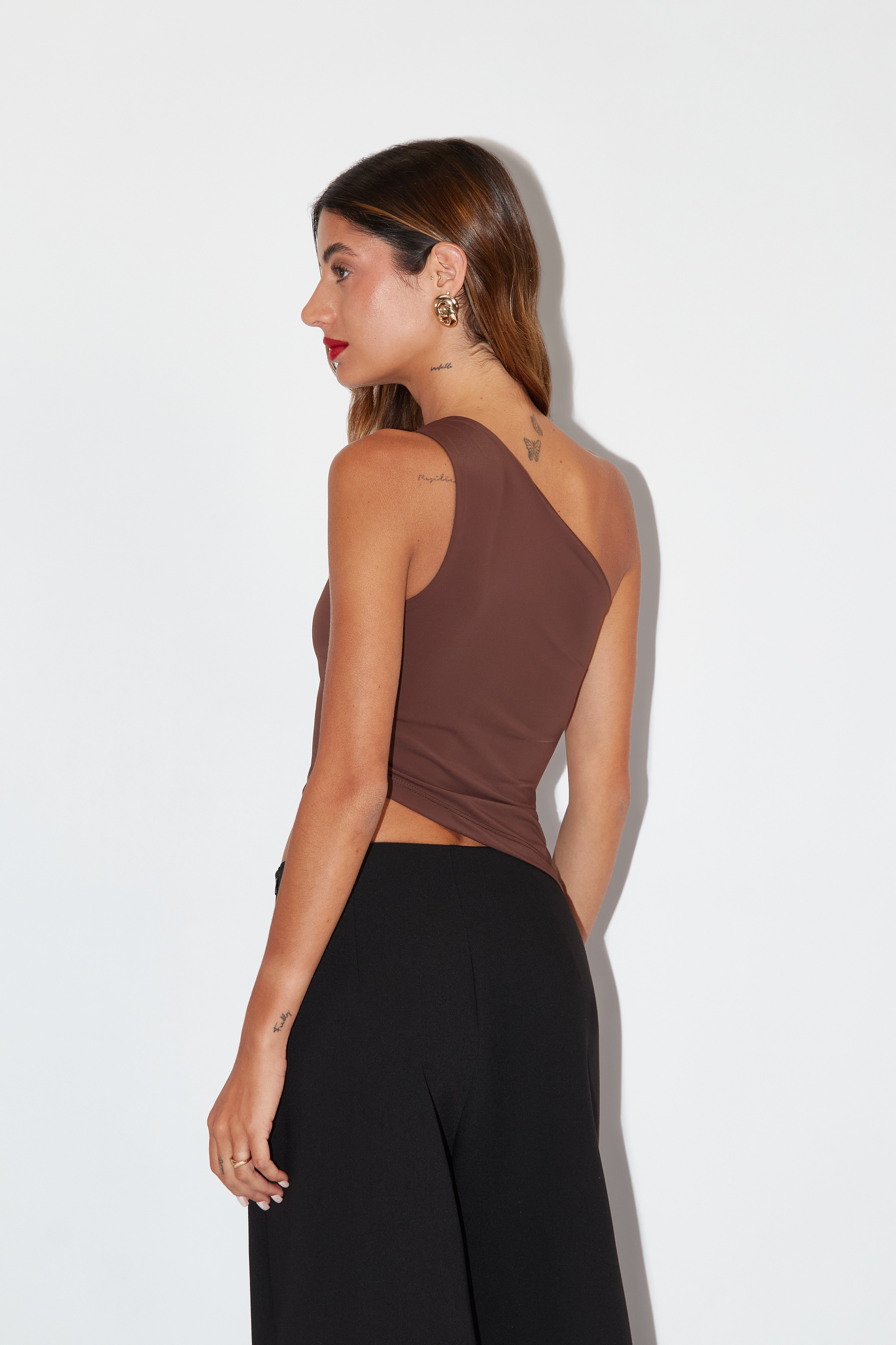 Top Asimétrico Broche - Marrón