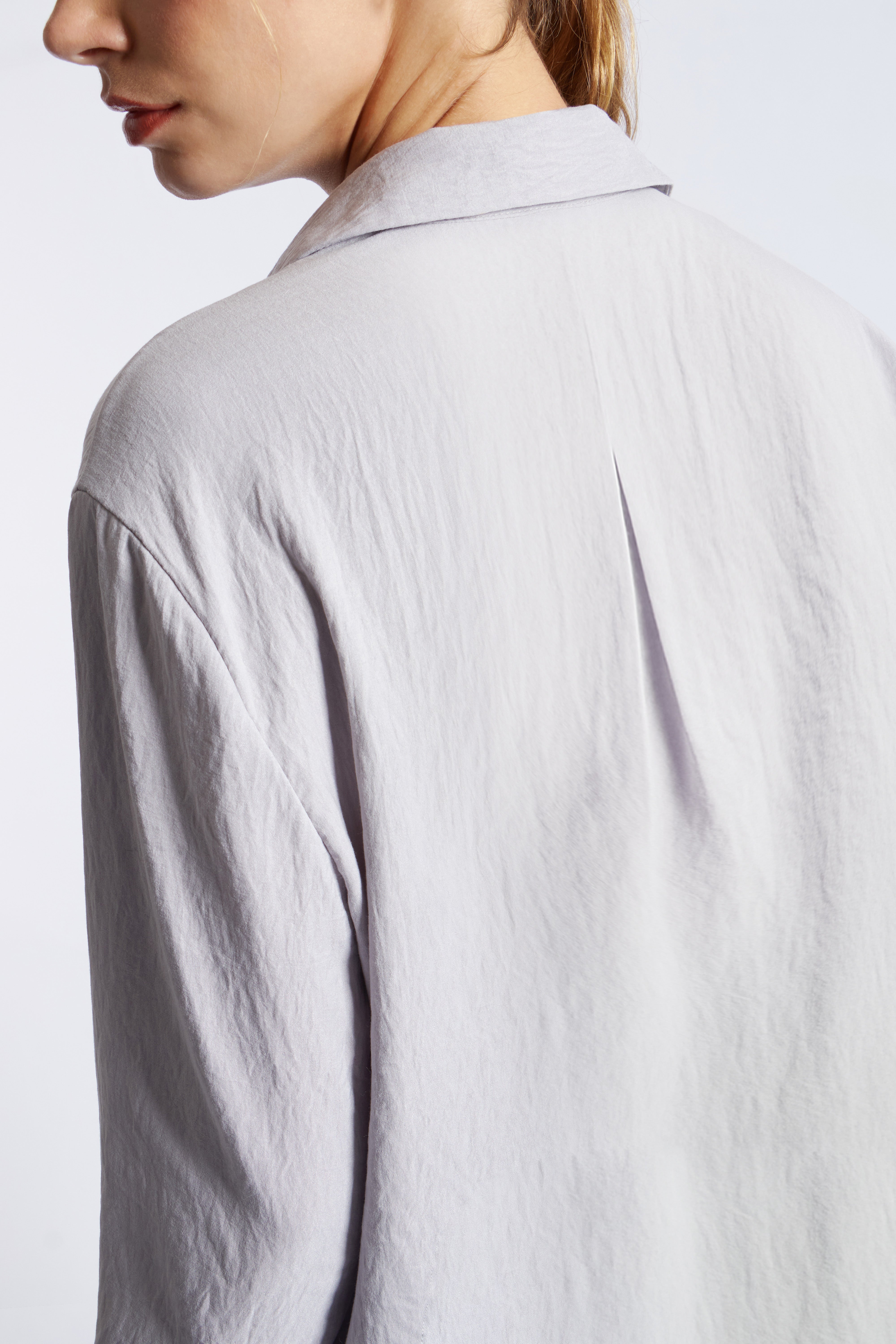 Camisa Fluida Básica - Gris Claro