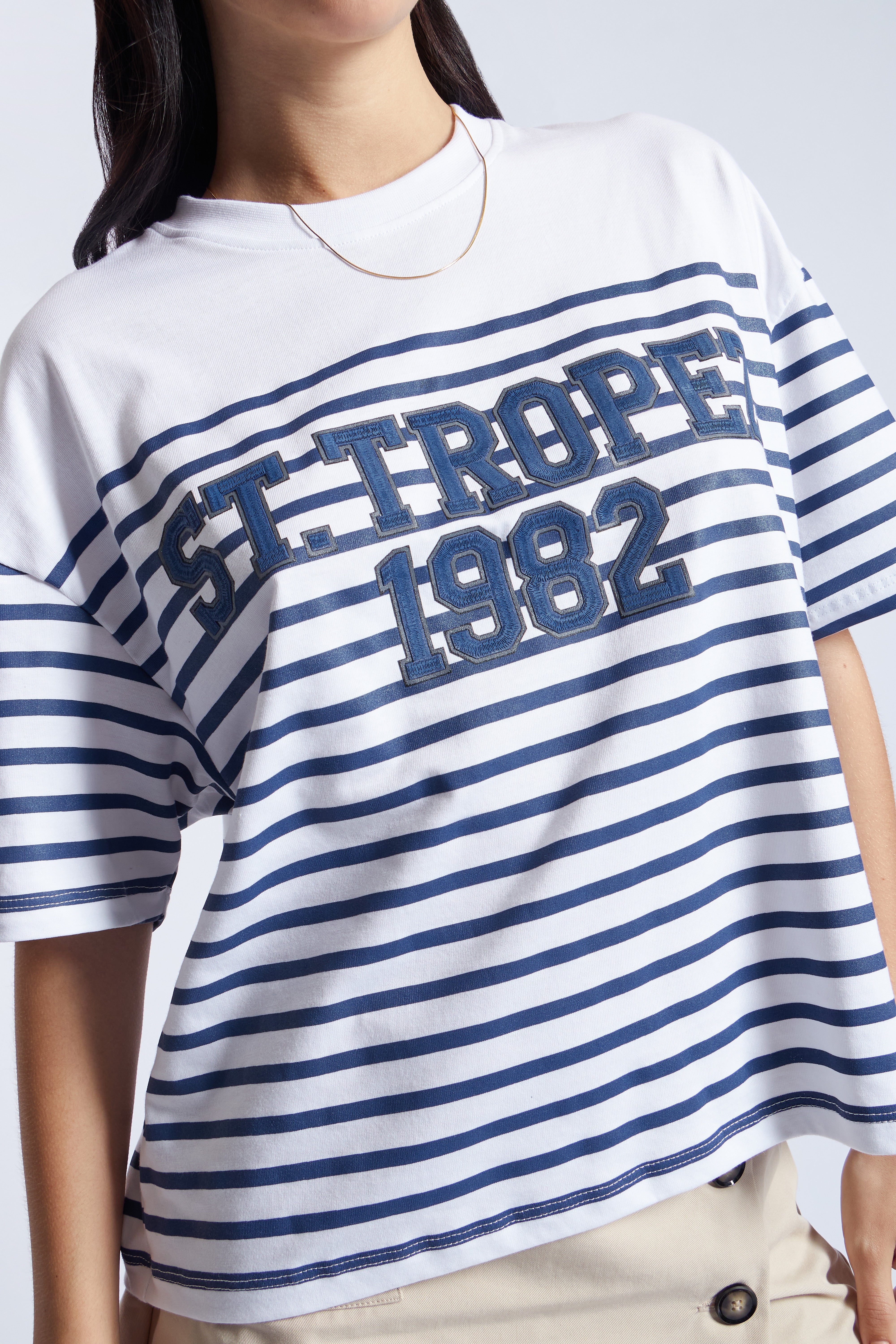 T-Shirt Boxy a Rayas Varsity - Blanco Azul