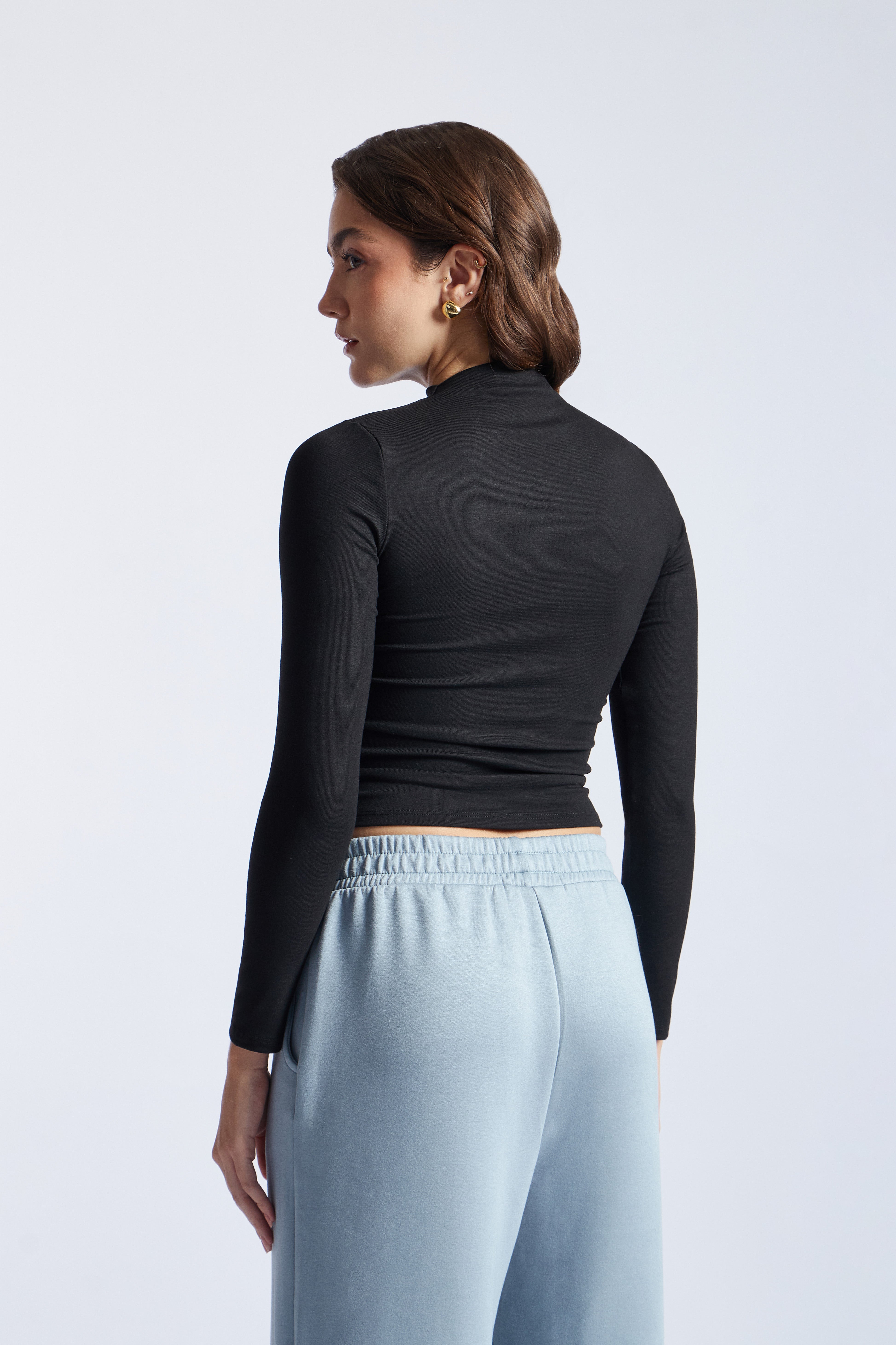 Camiseta Cuello Alto - Negro