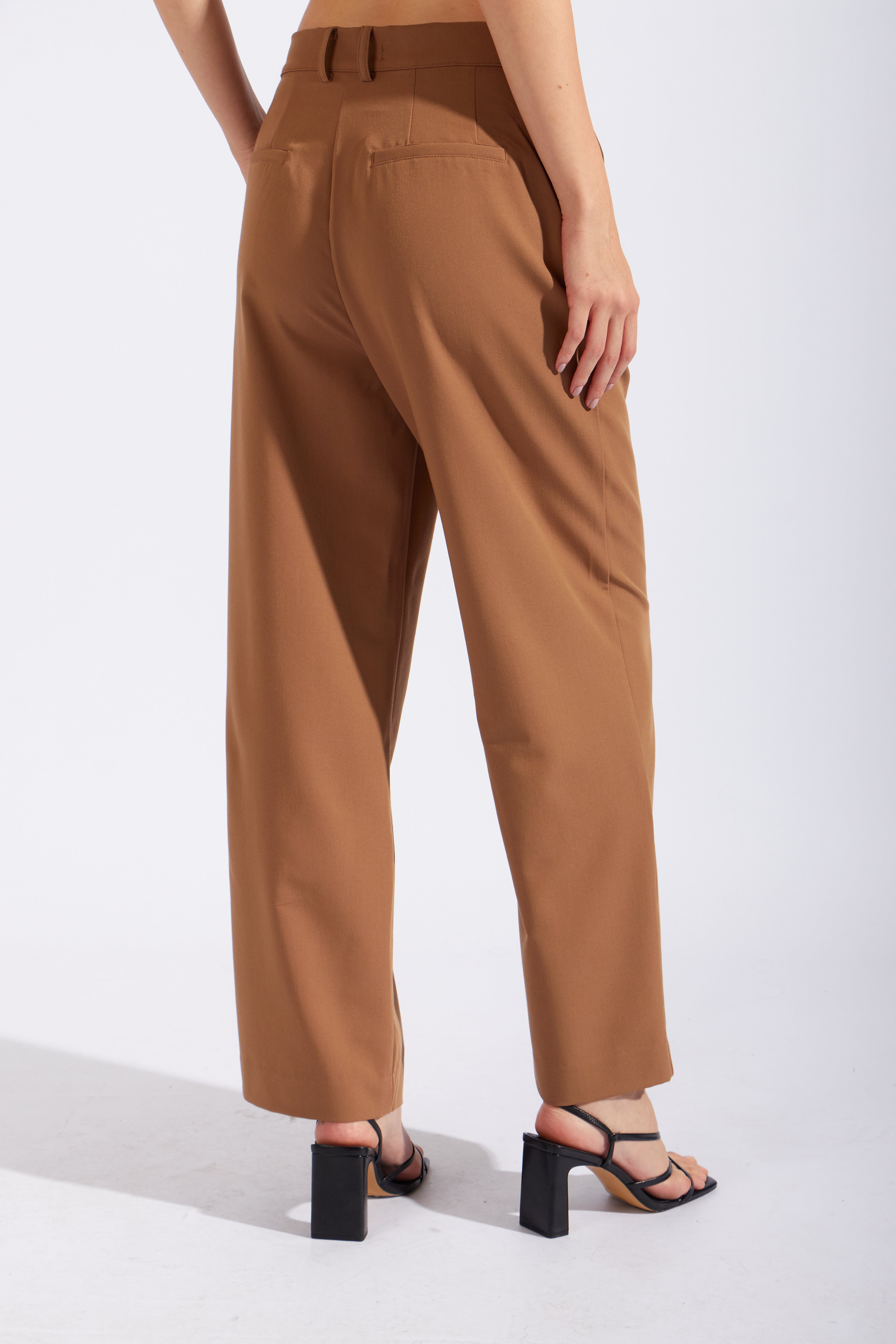 Pantalón Pinzas Straight Leg - Mocca
