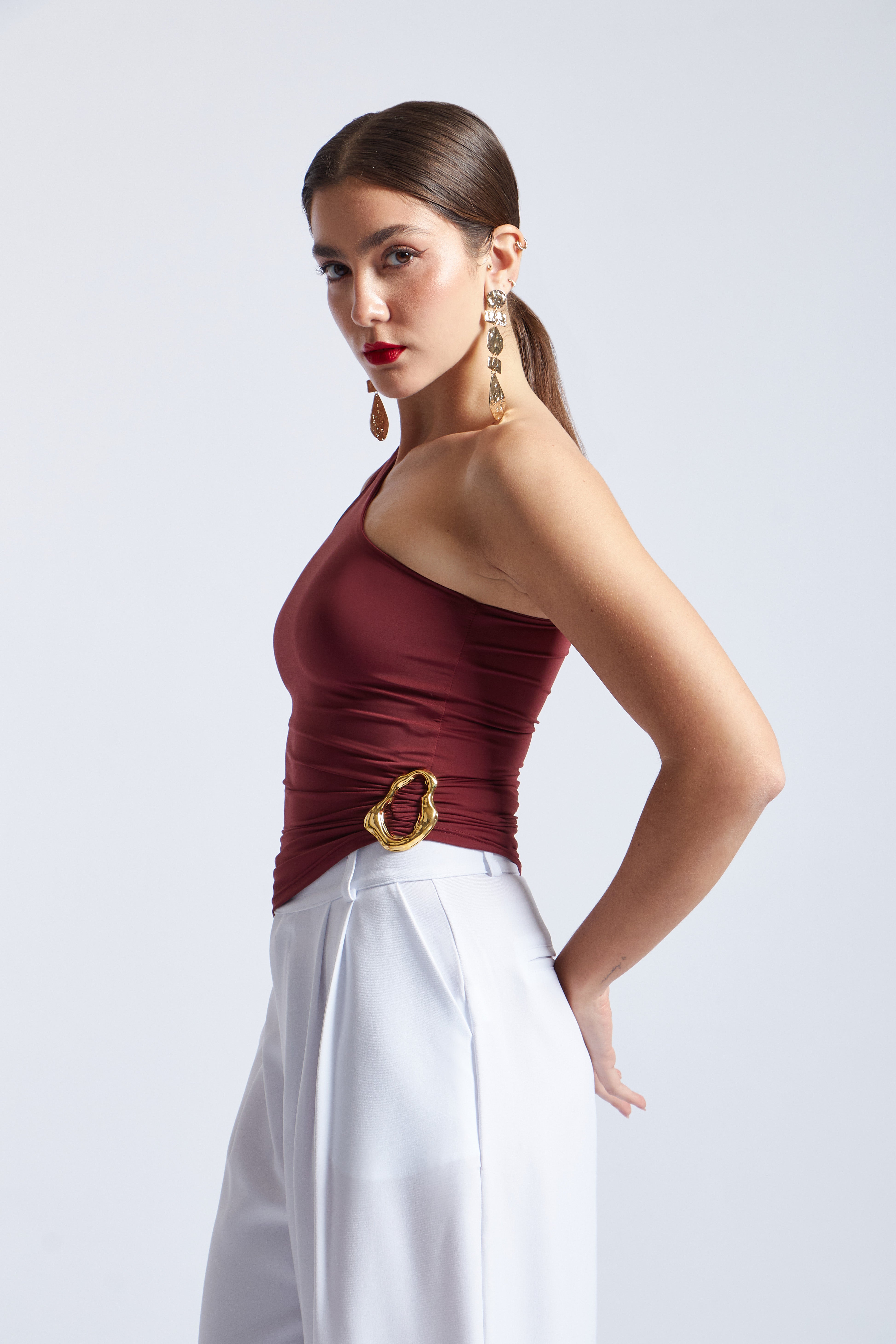 Top Asimétrico con Hebilla - Borgoña