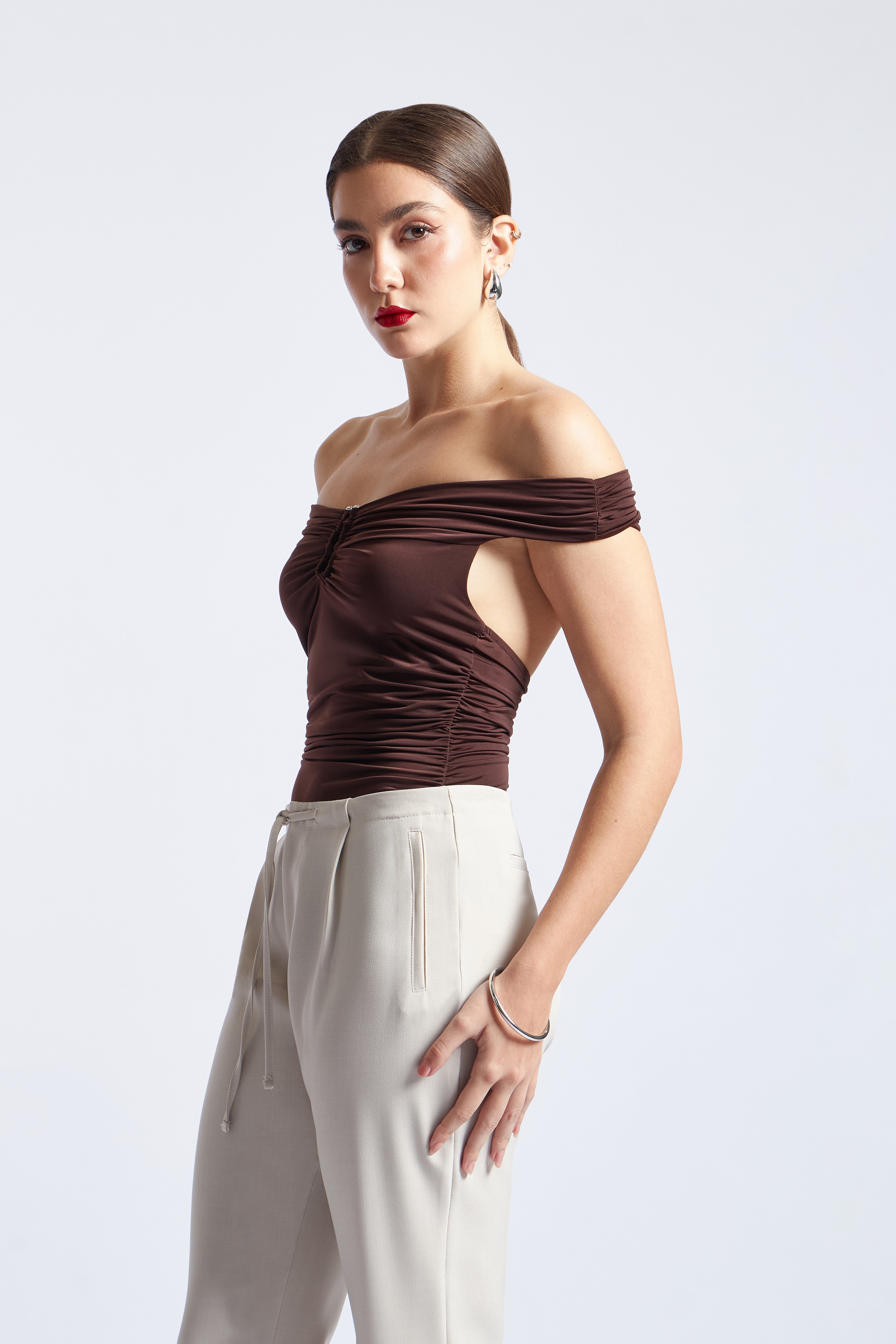 Body Off Shoulder Drapeado con Adorno - Marrón