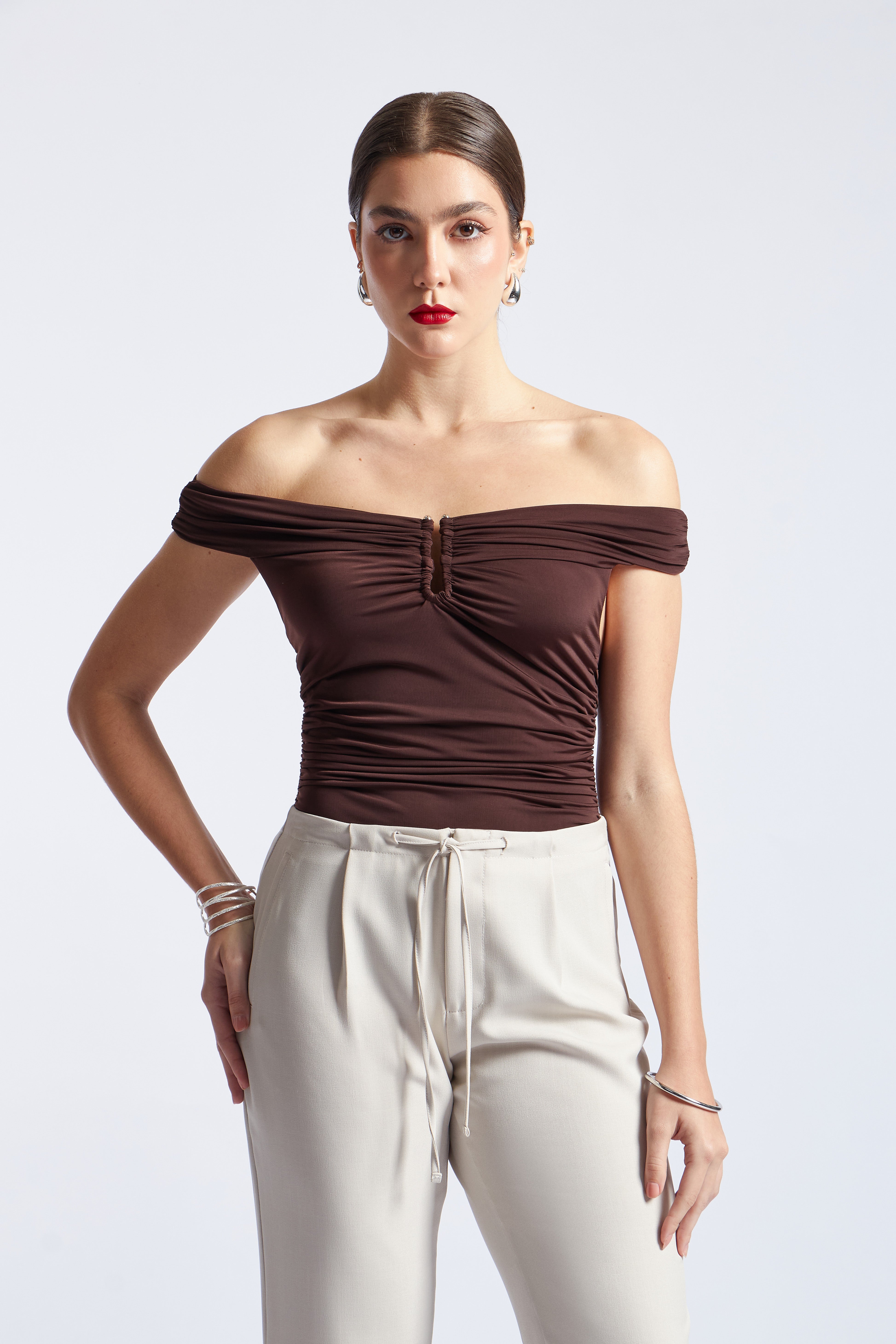 Body Off Shoulder Drapeado con Adorno - Marrón
