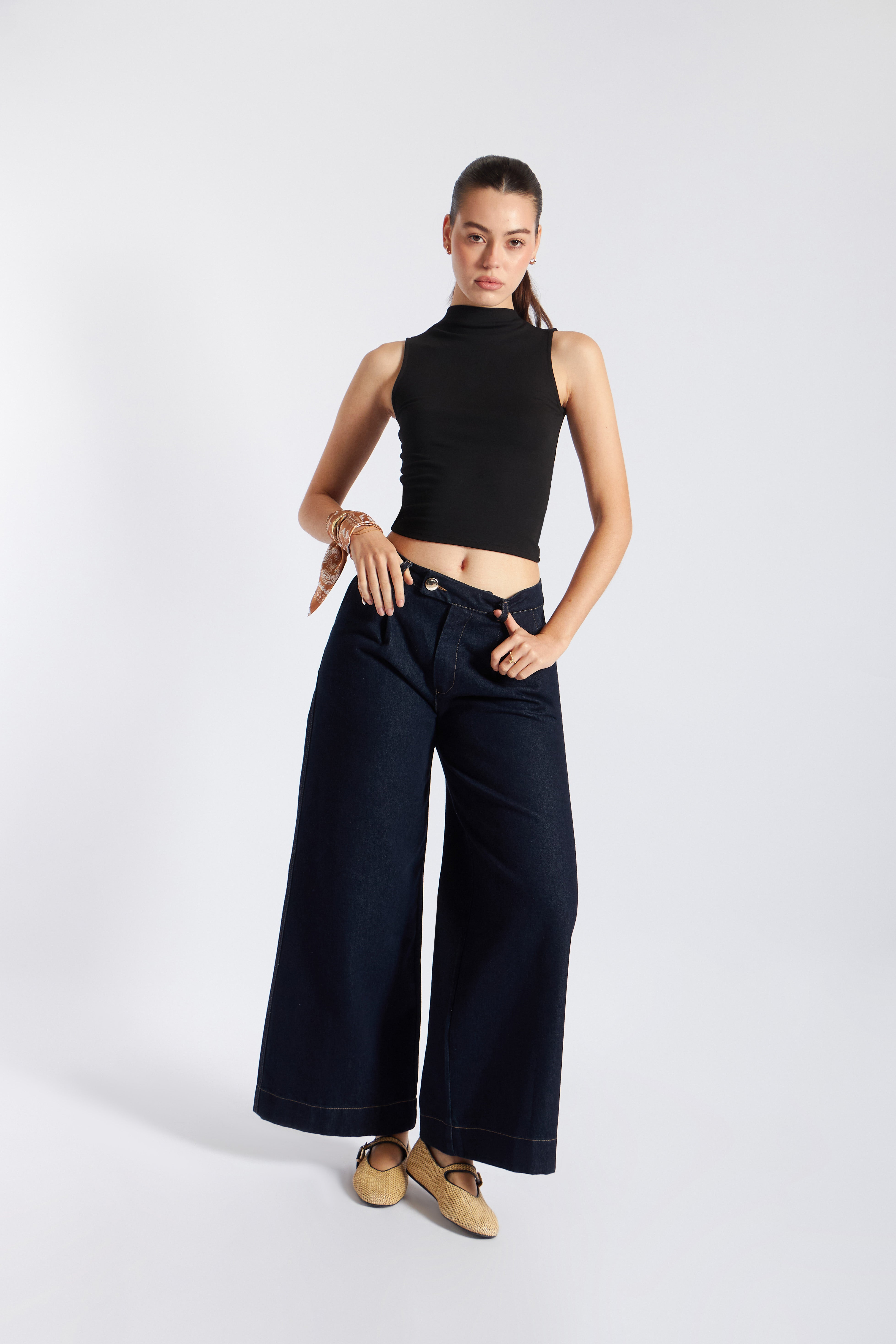 Top Minimal Cuello Alto - Negro