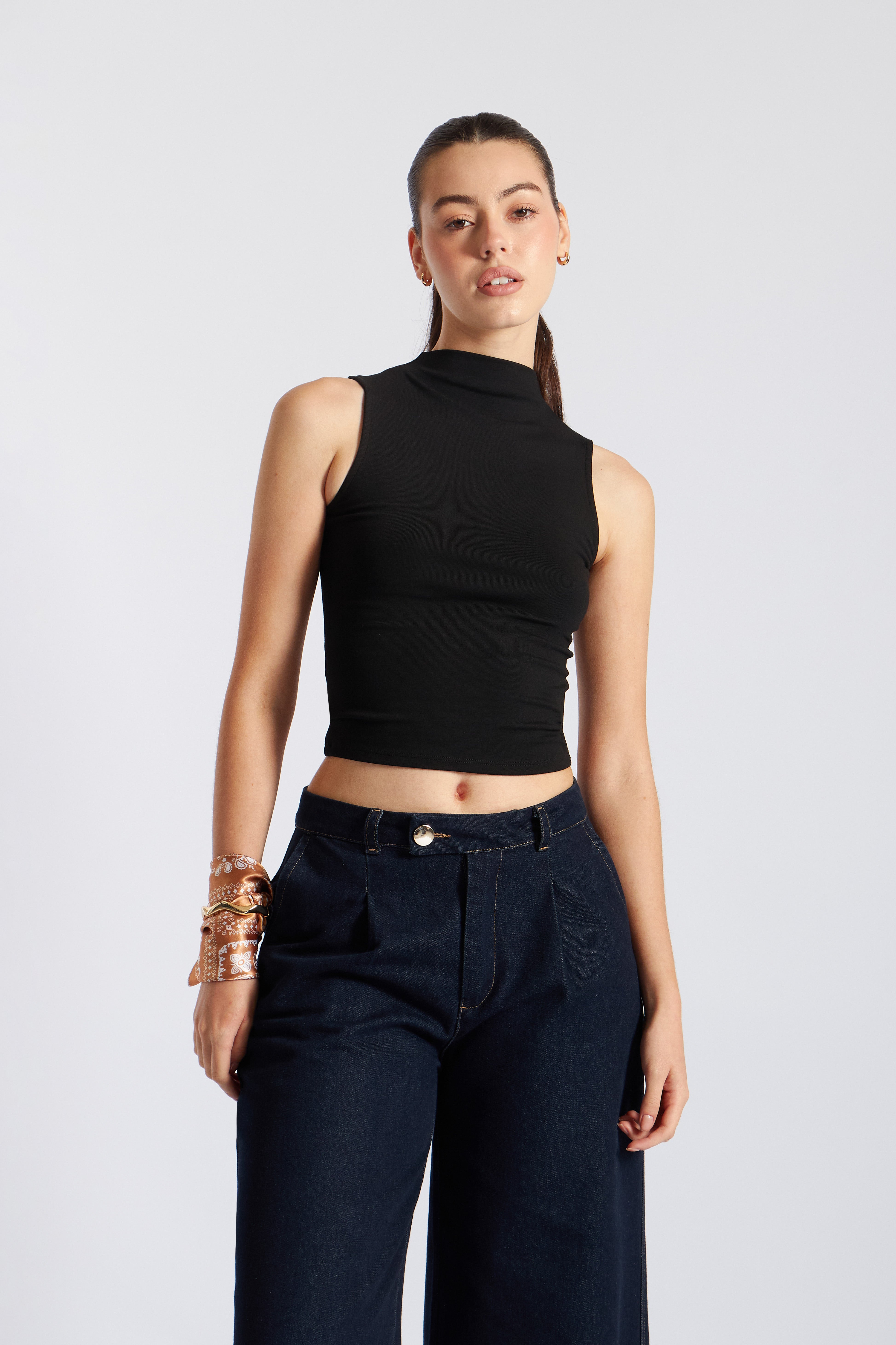 Top Minimal Cuello Alto - Negro