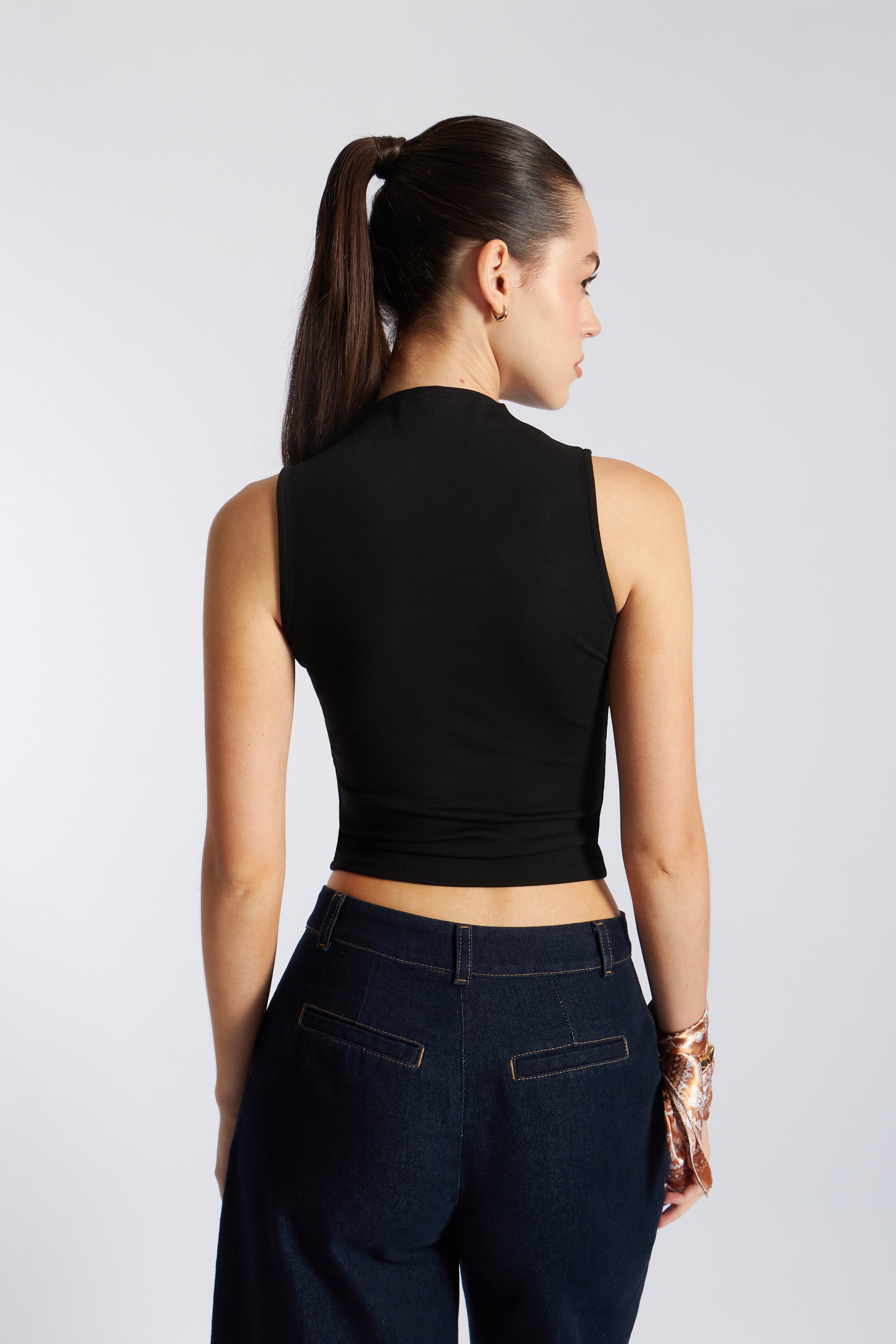 Top Minimal Cuello Alto - Negro