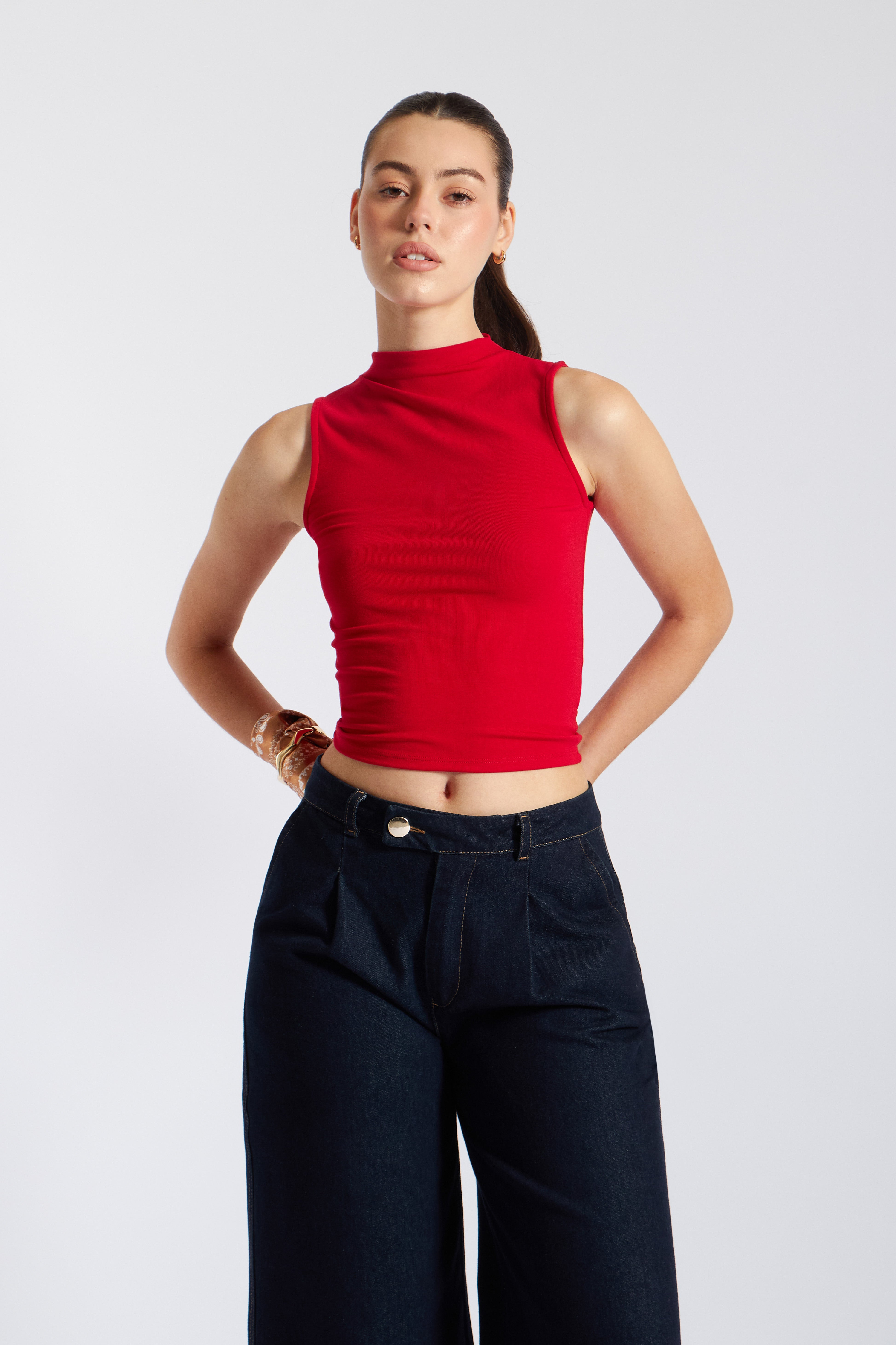 Top Minimal Cuello Alto - Rojo