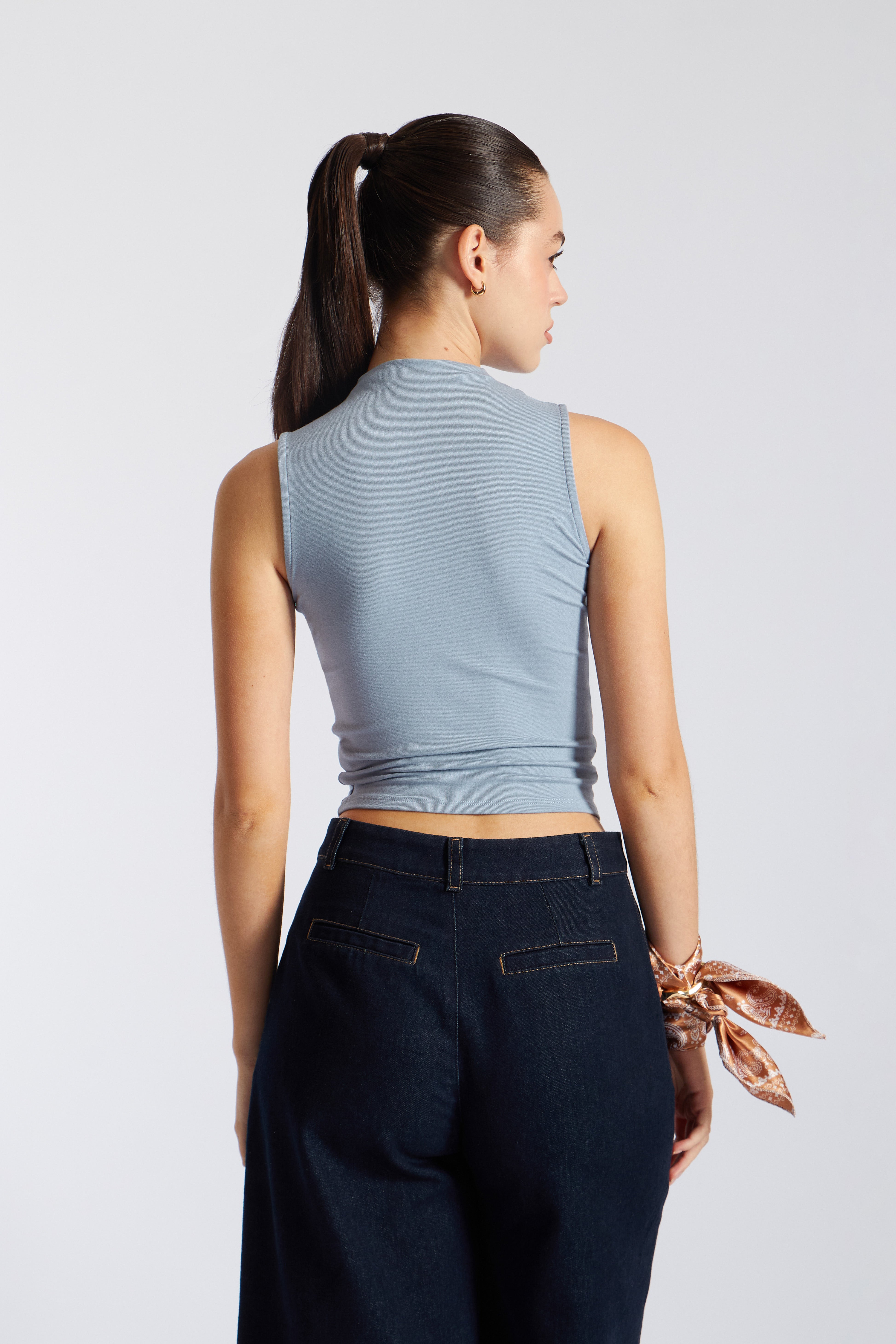 Top Minimal Cuello Alto - Acero