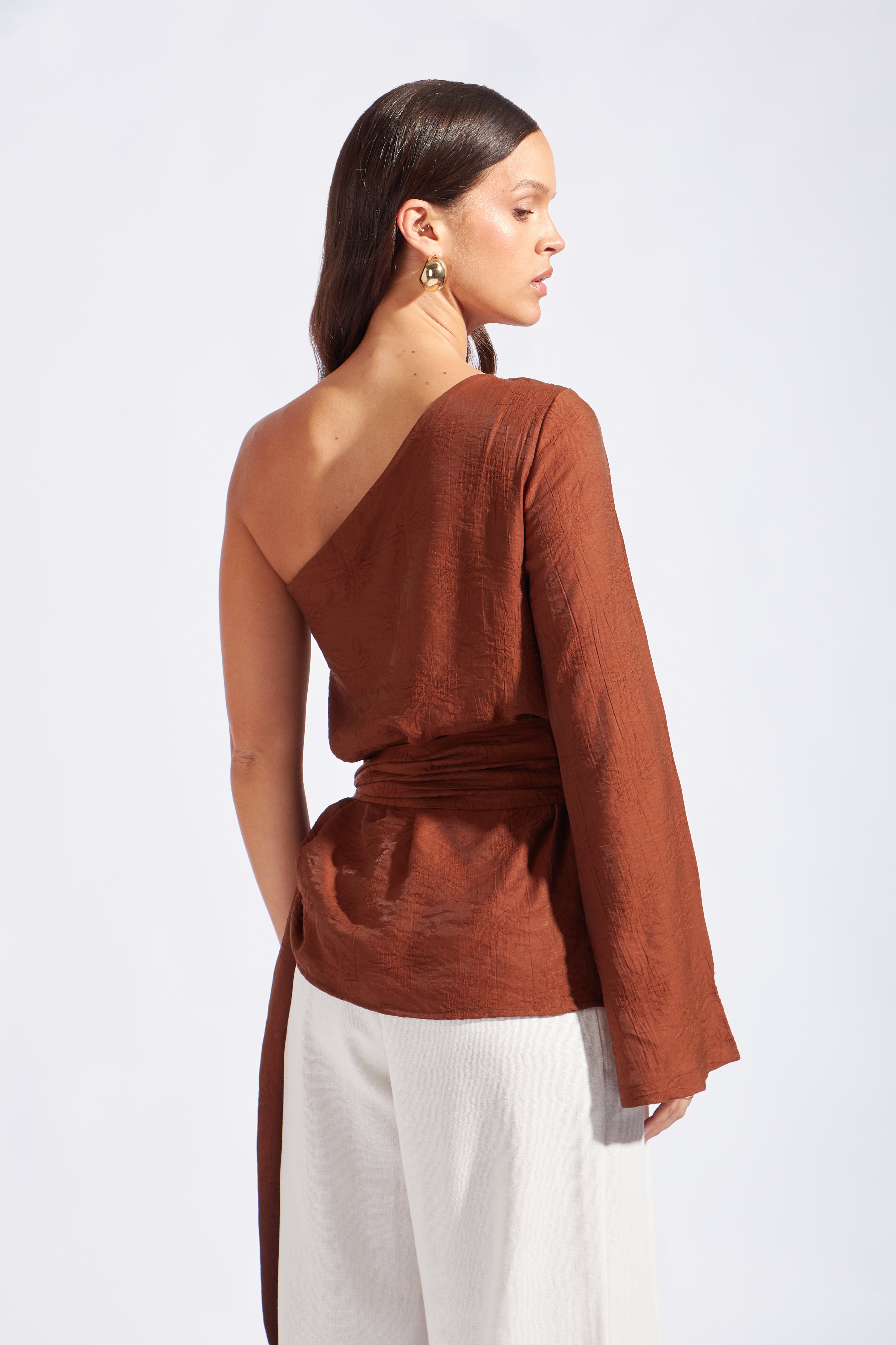 Blusa Asimétrica con Cinturón - Chocolate