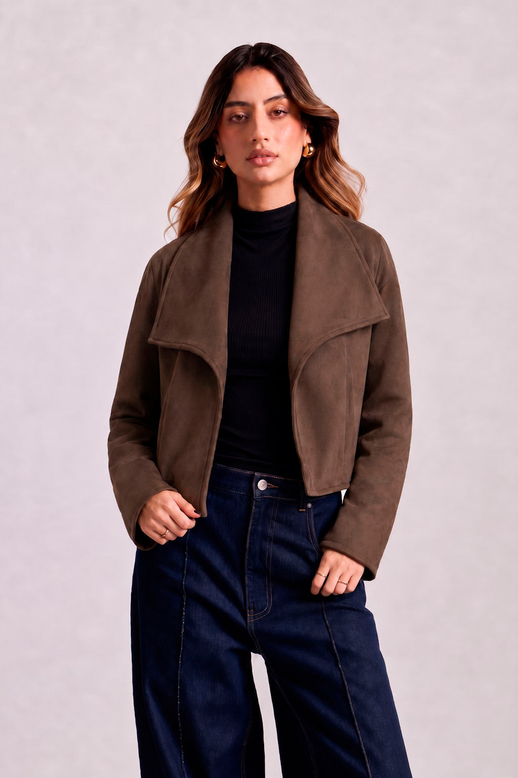 Chaqueta Cropped Solapa Amplia Marrón - foto en modelo 3