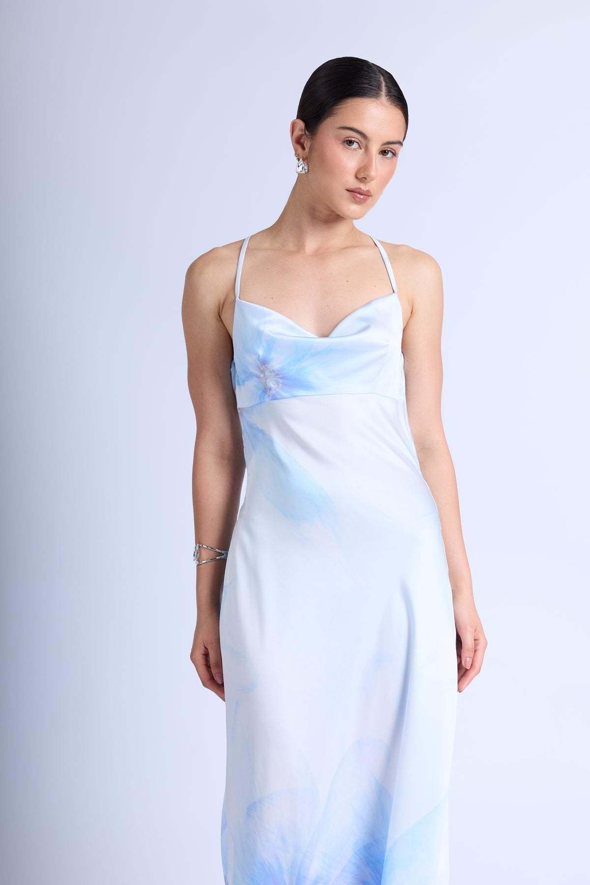 Vestido Satin Tiras Flores Celeste Bebé - foto en modelo 3