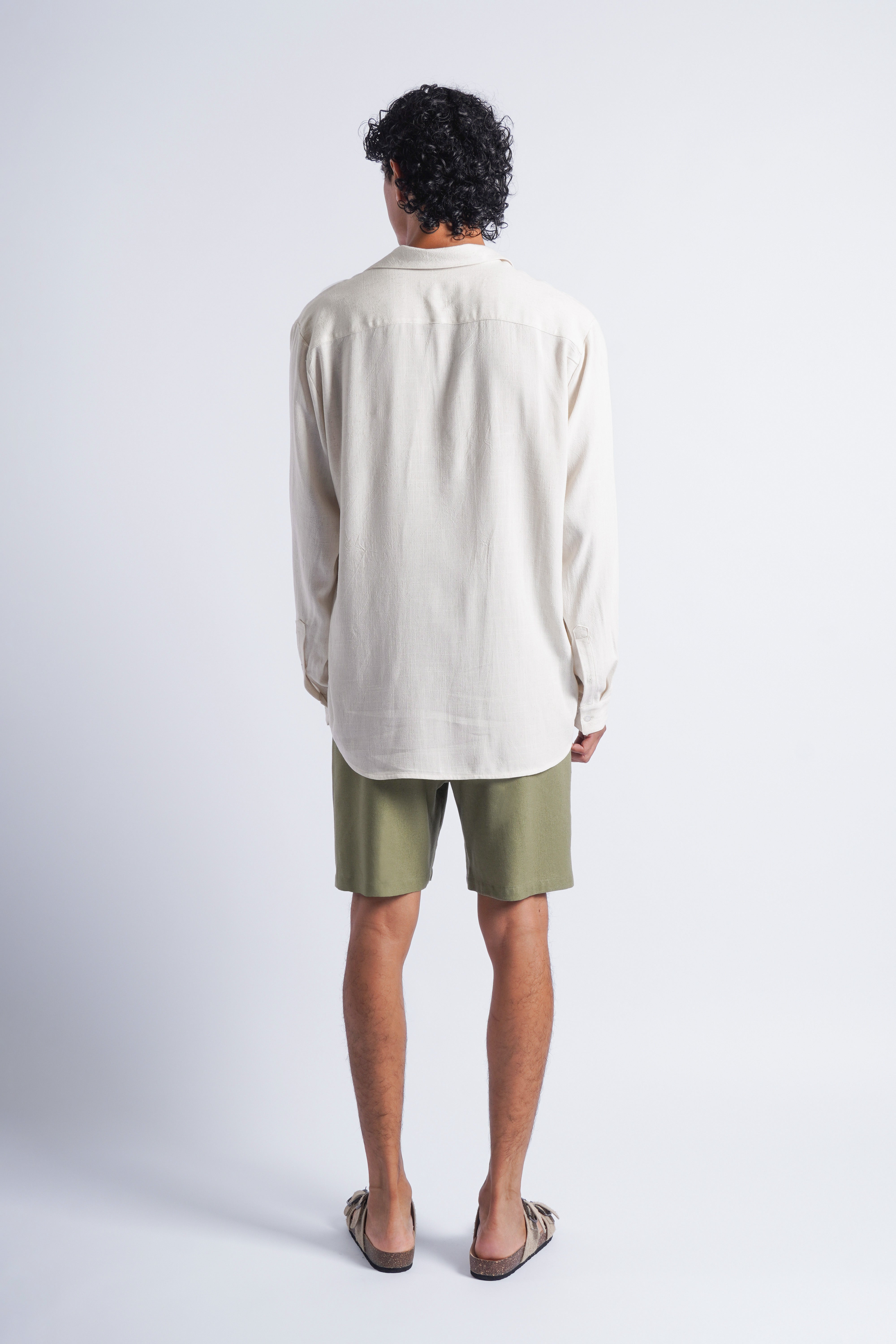 Short Básico Lino Verde Olivo - foto en modelo 2