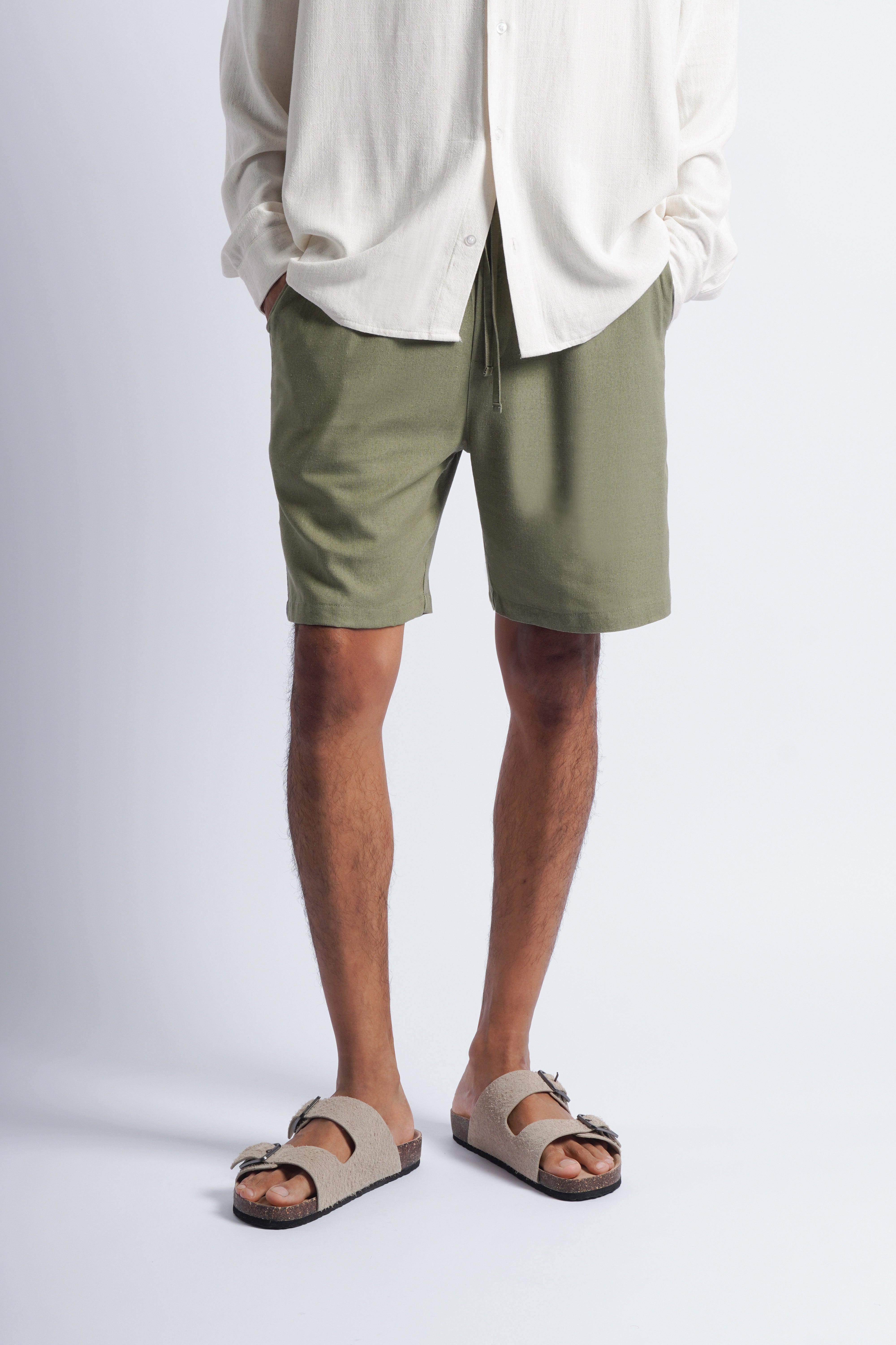 Short Básico Lino Verde Olivo - foto en modelo 3