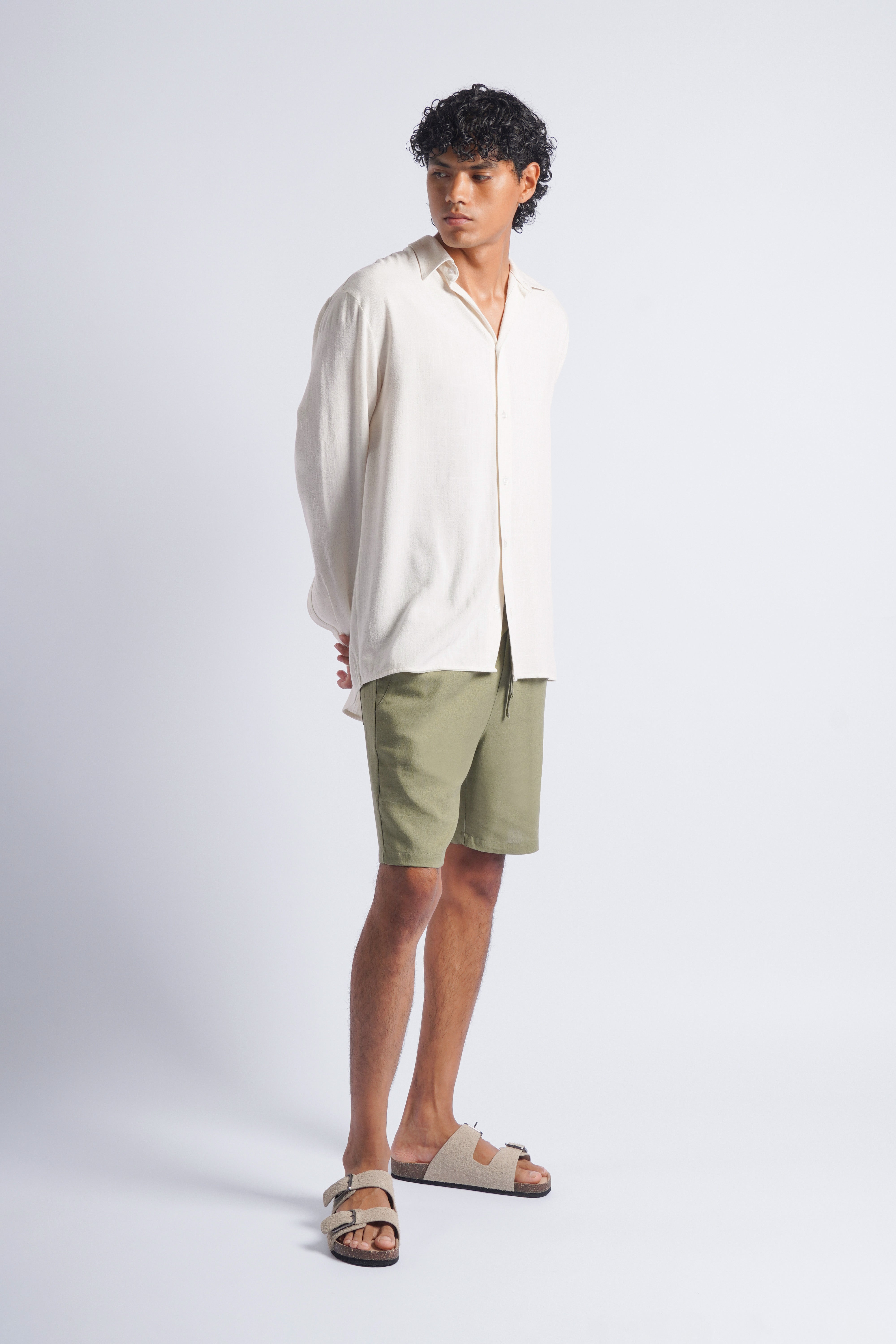 Short Básico Lino Verde Olivo - foto en modelo 1