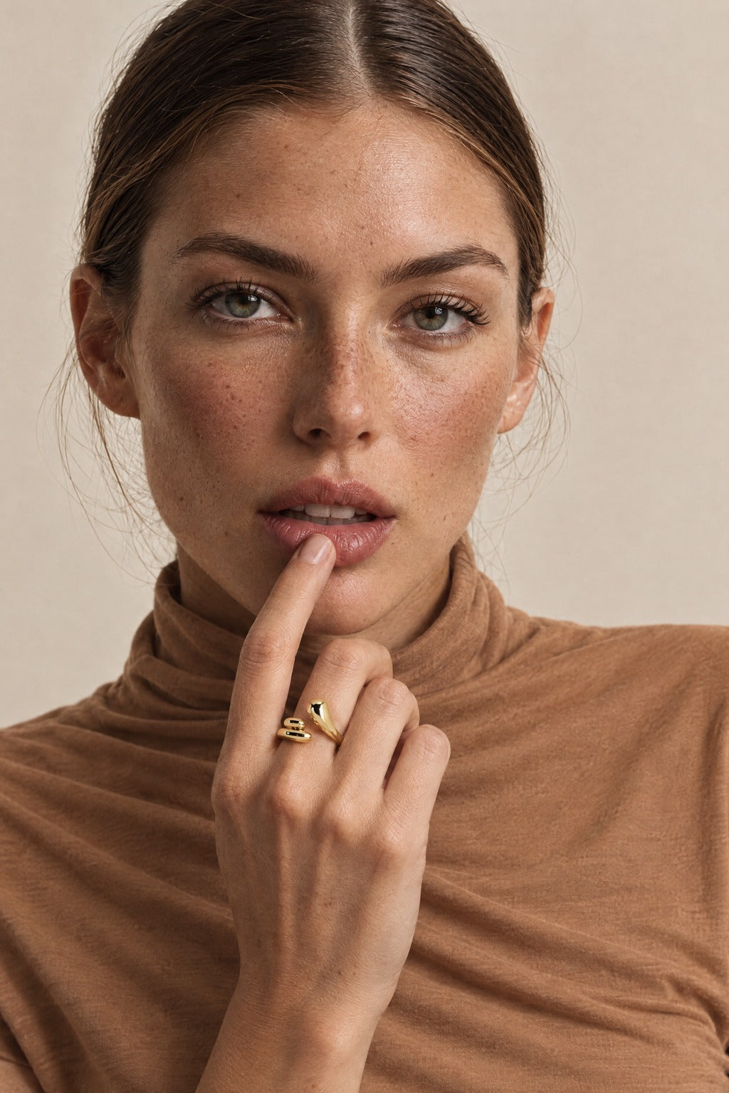 Anillo Asimétrico - foto en modelo 1