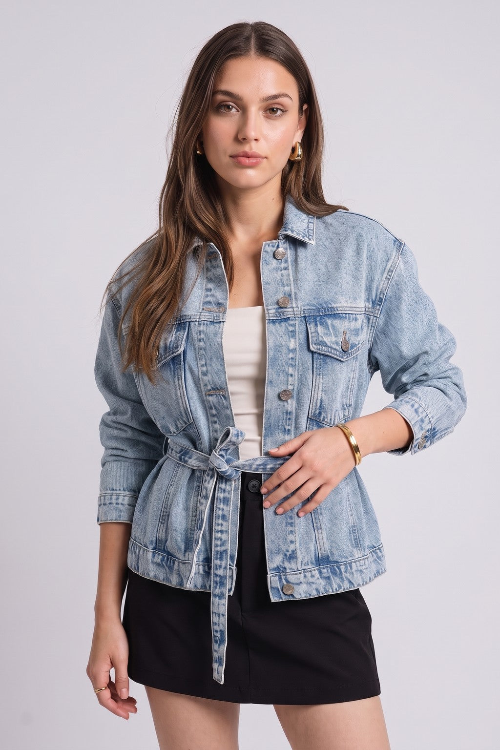 Casaca Denim Cinturón Bleach - foto en modelo 2