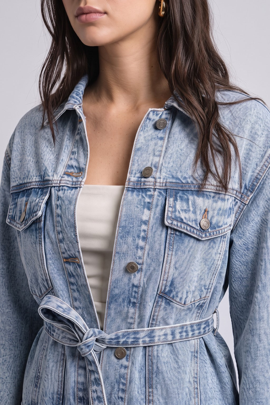 Casaca Denim Cinturón Bleach - foto en modelo 3