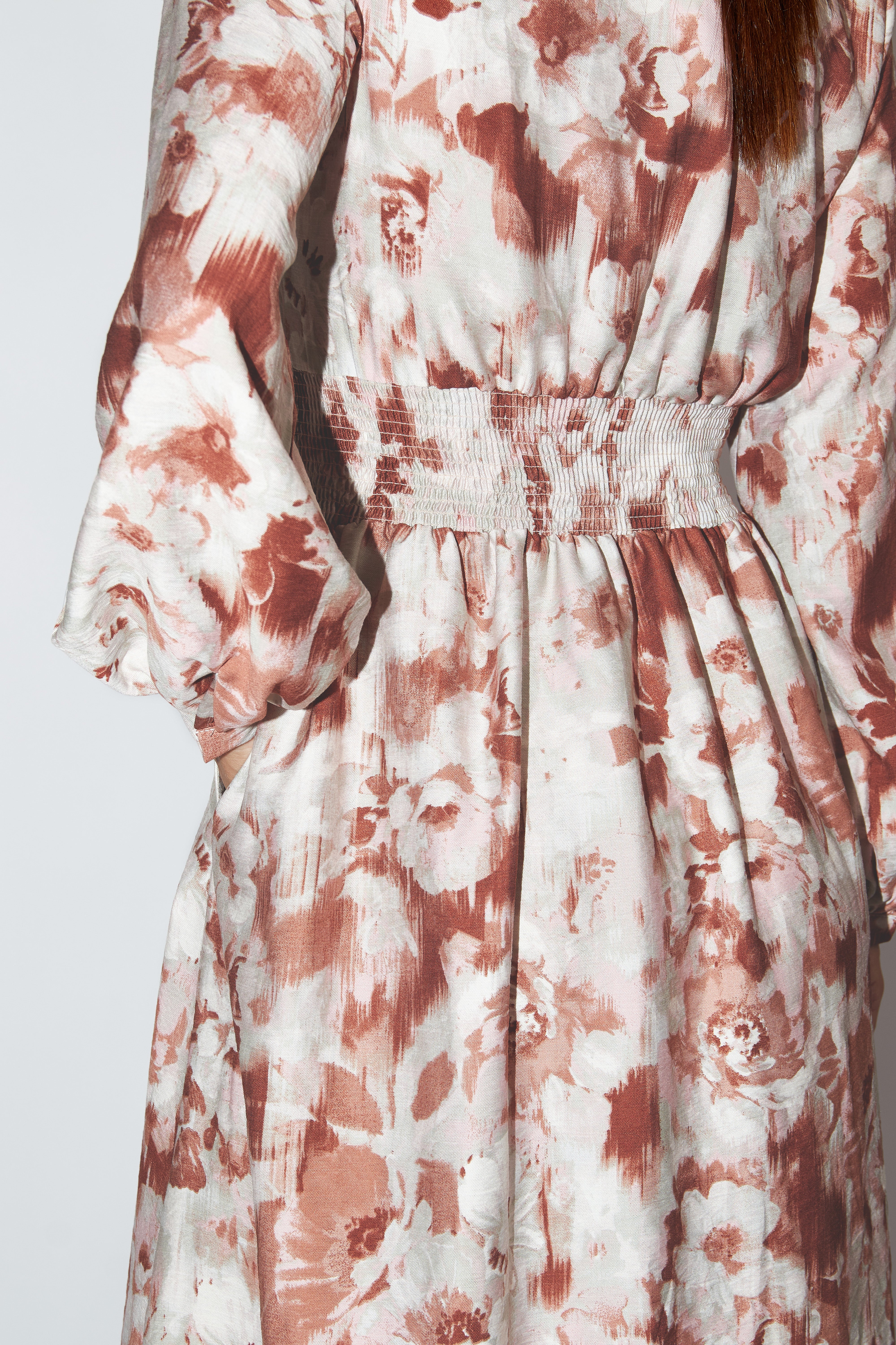Vestido Midi Manga Larga - Estampado Flores Marrón