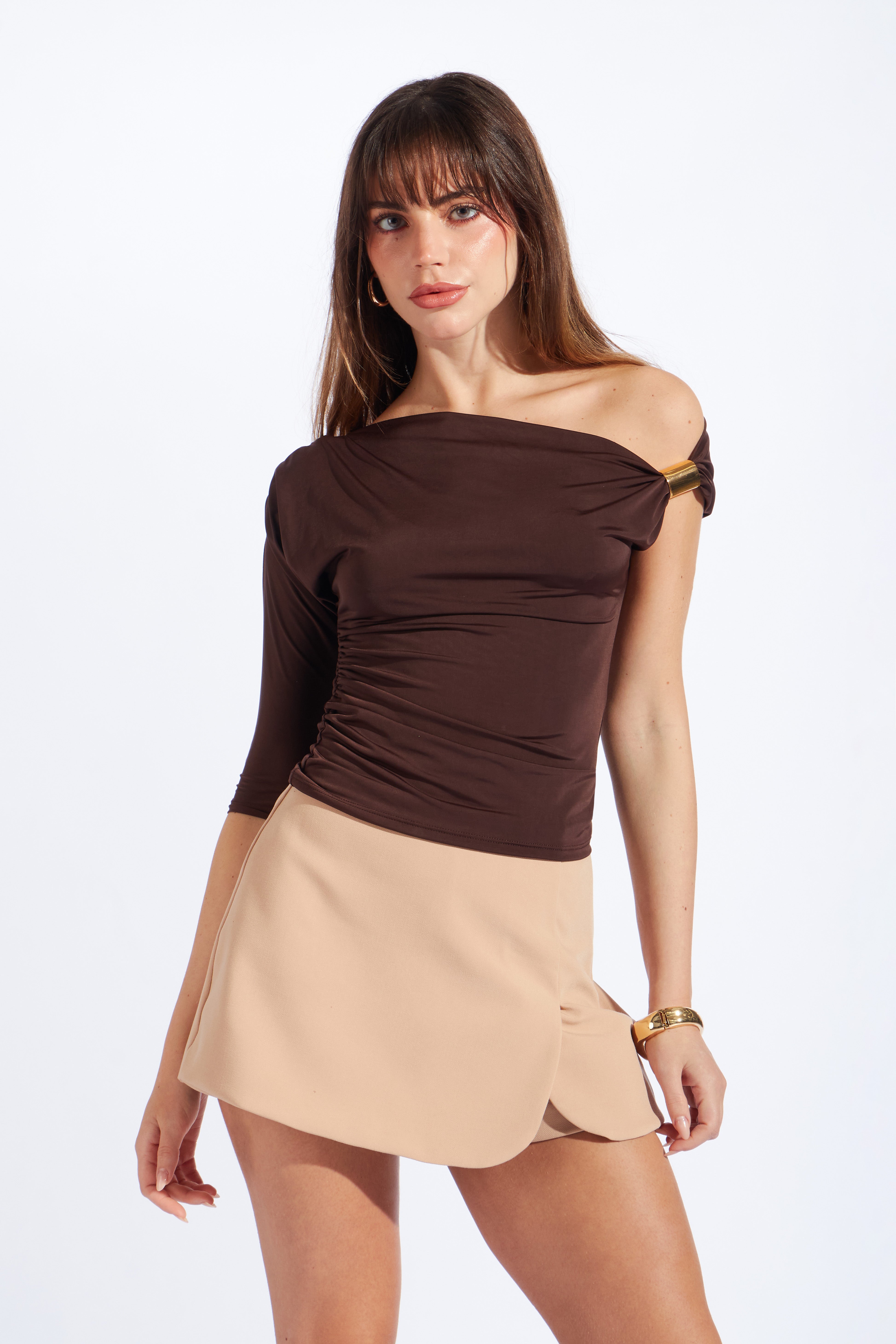 Top One Shoulder con Adorno - Marrón