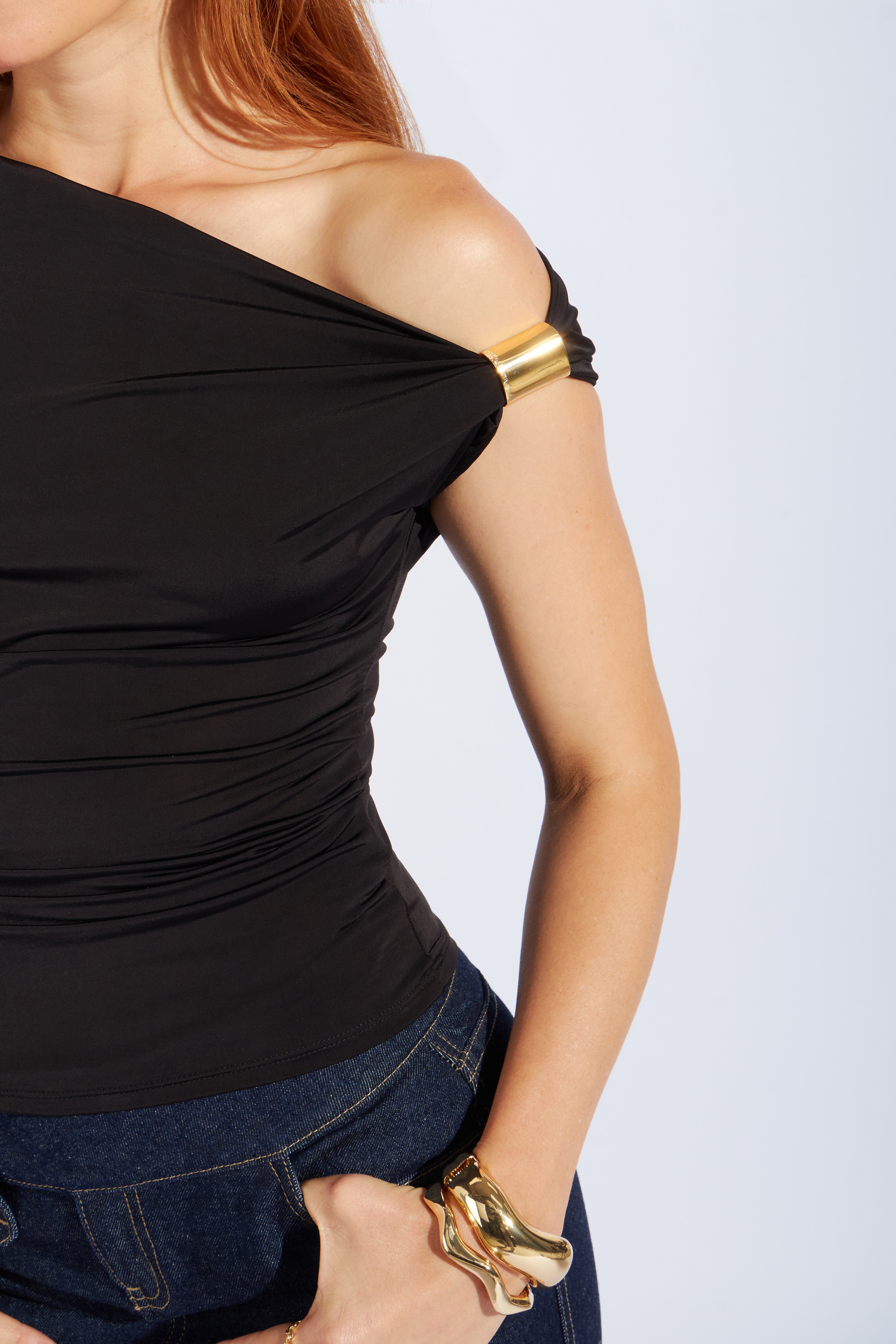 Top One Shoulder con Adorno - Negro
