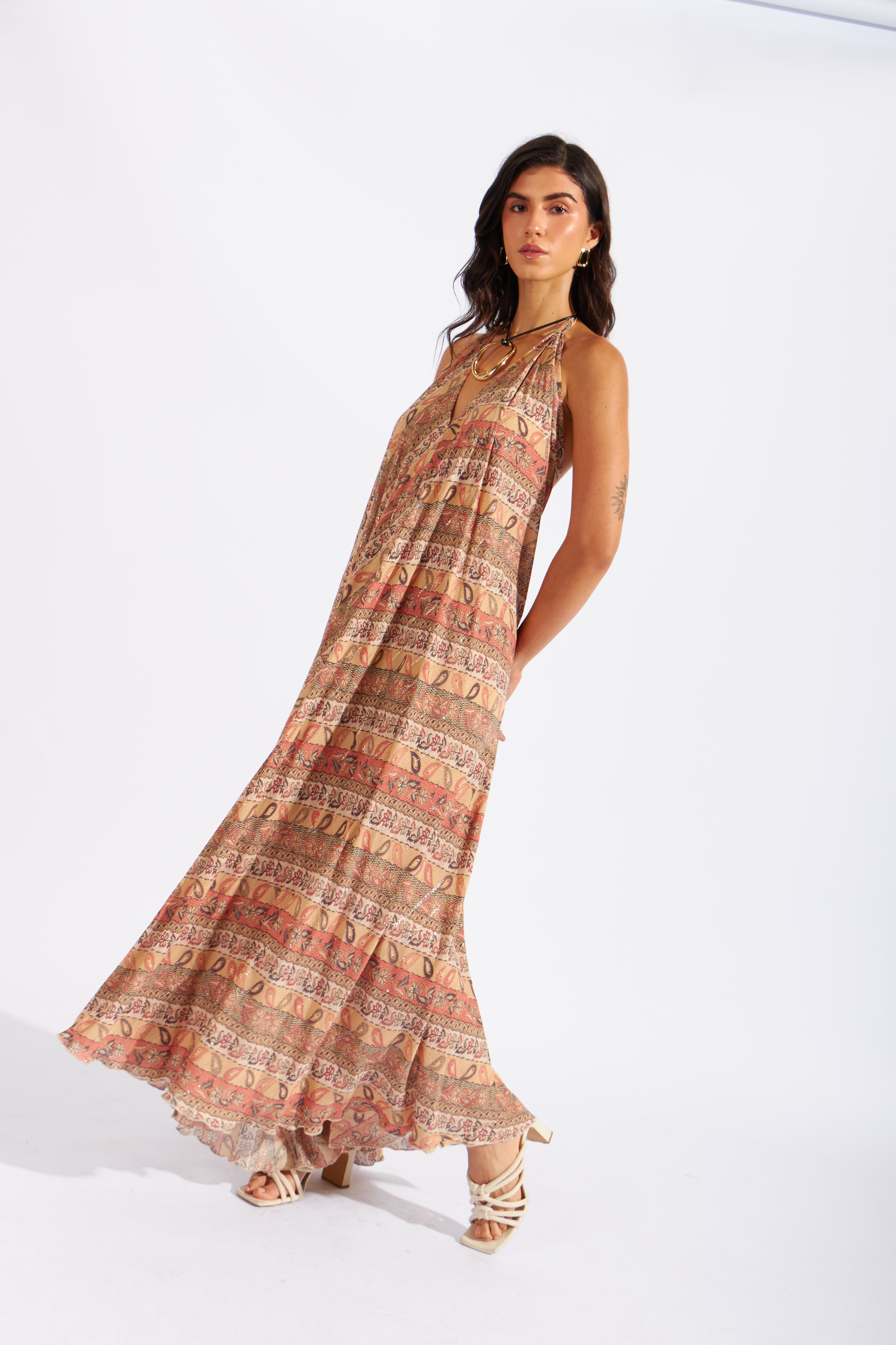 Vestido Fluido Halter Escote  - Beige