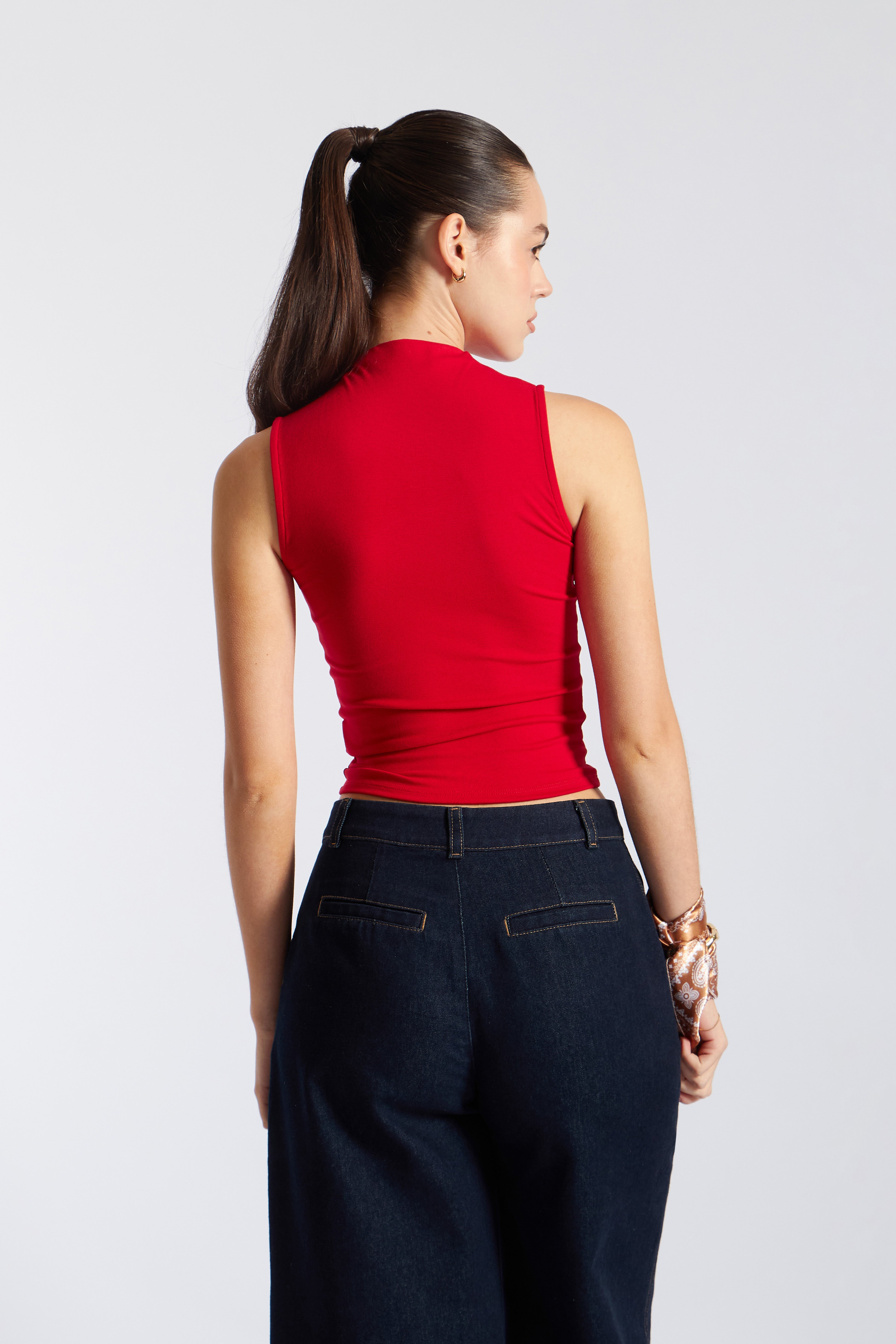 Top Minimal Cuello Alto - Rojo