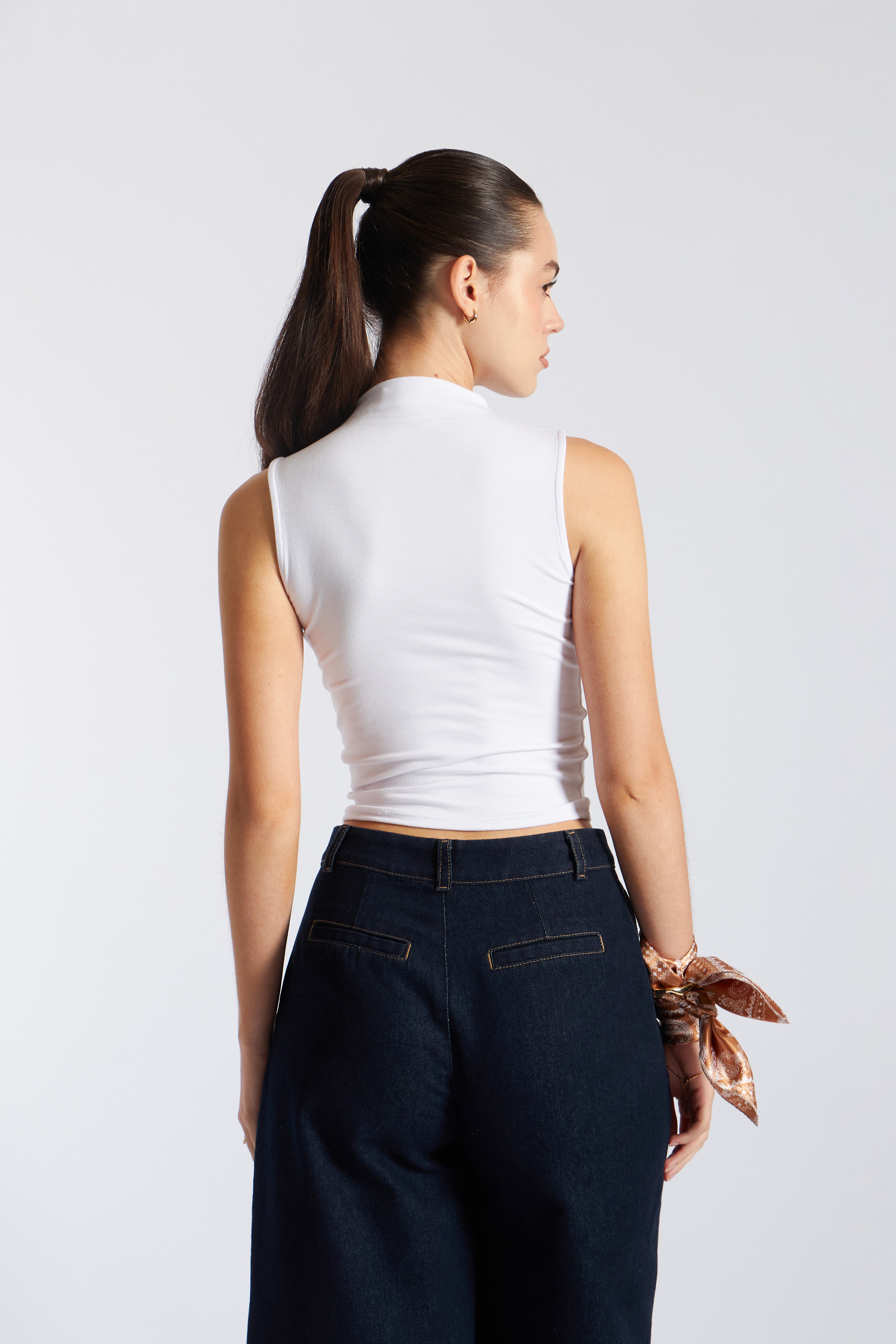 Top Minimal Cuello Alto - Blanco