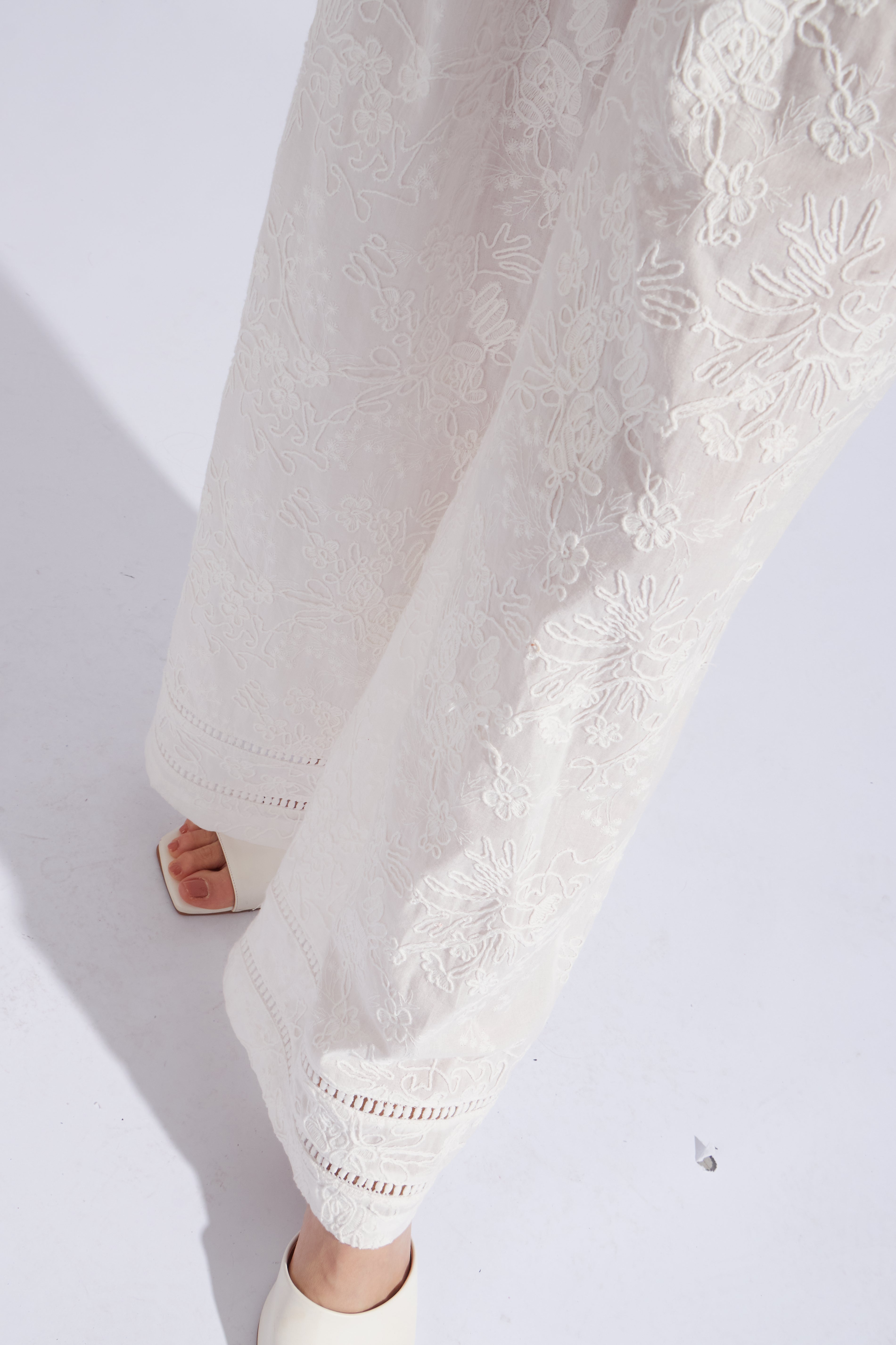 Pantalón Pliegue Broderie - Perla