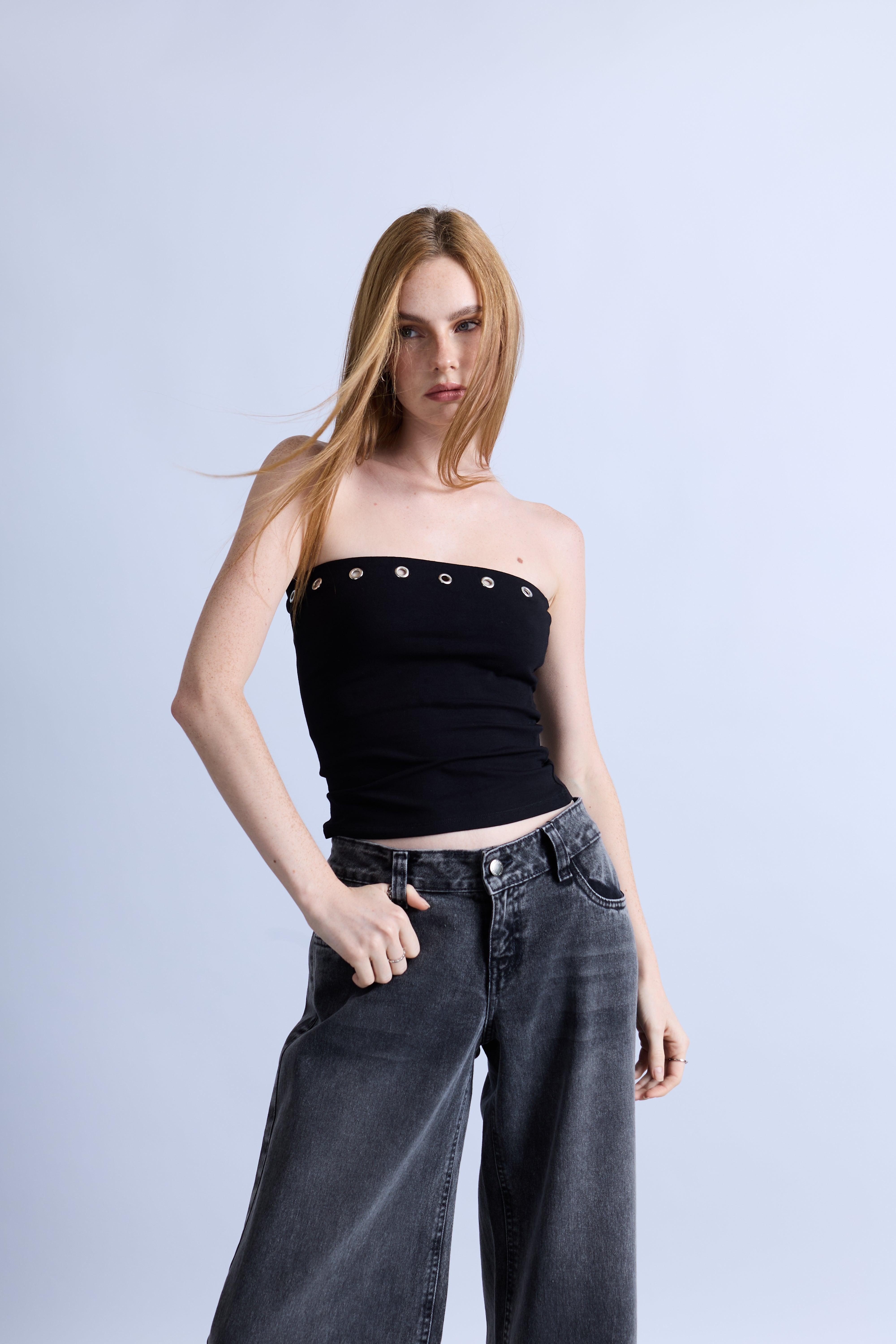 Top Strapless Ojalillos - Negro