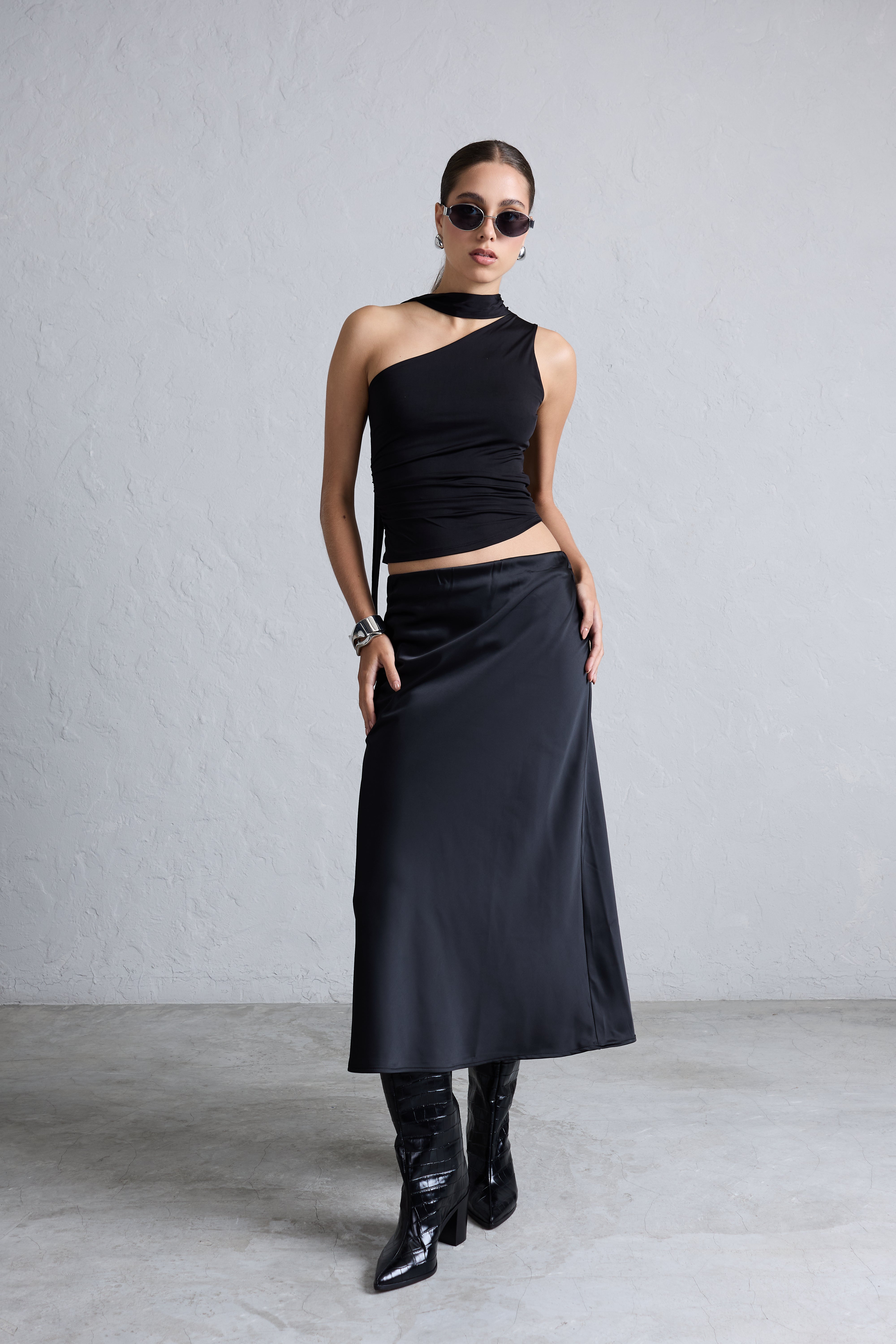 Top Asimétrico con Collarin - Negro