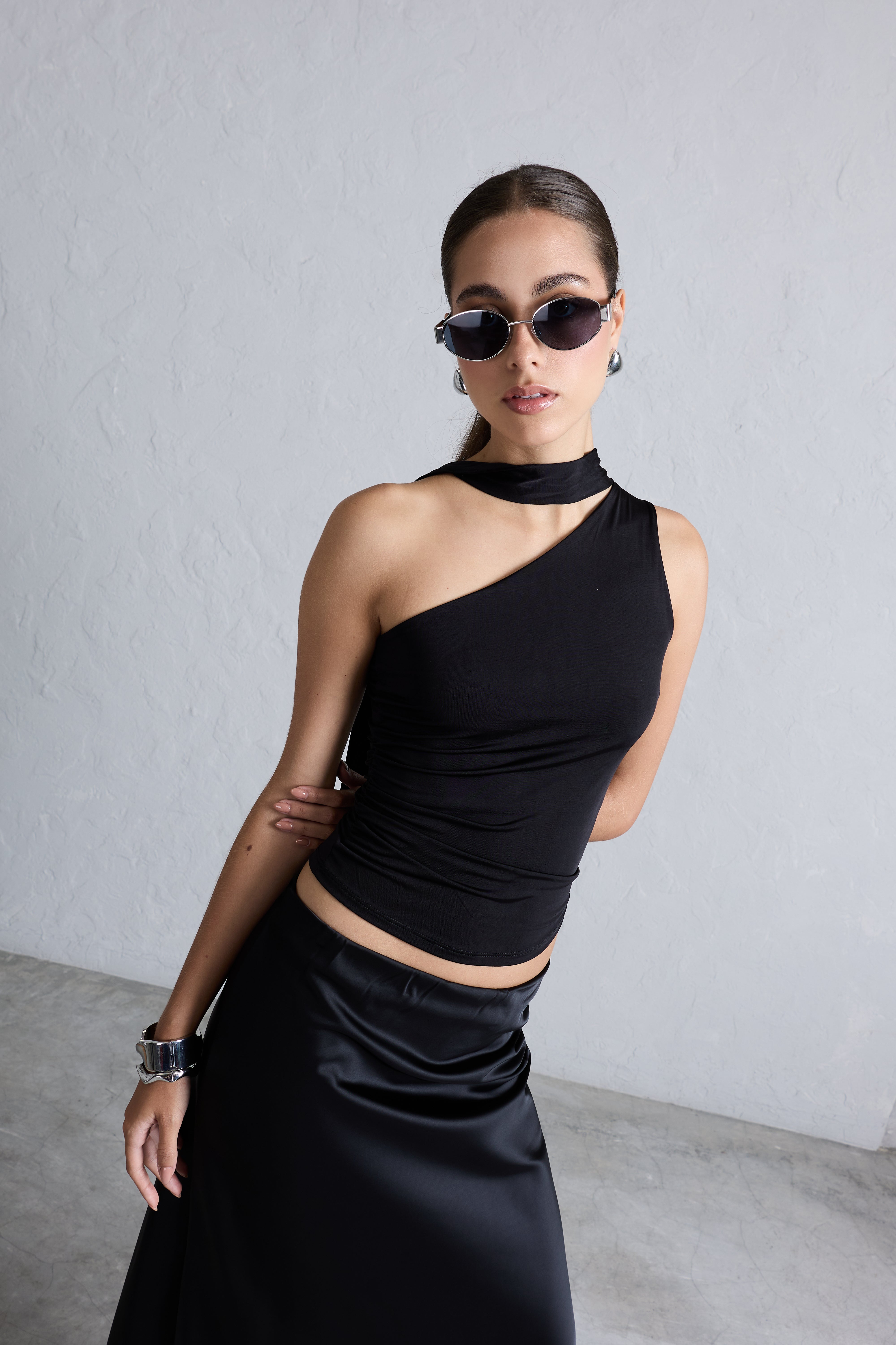 Top Asimétrico con Collarin - Negro