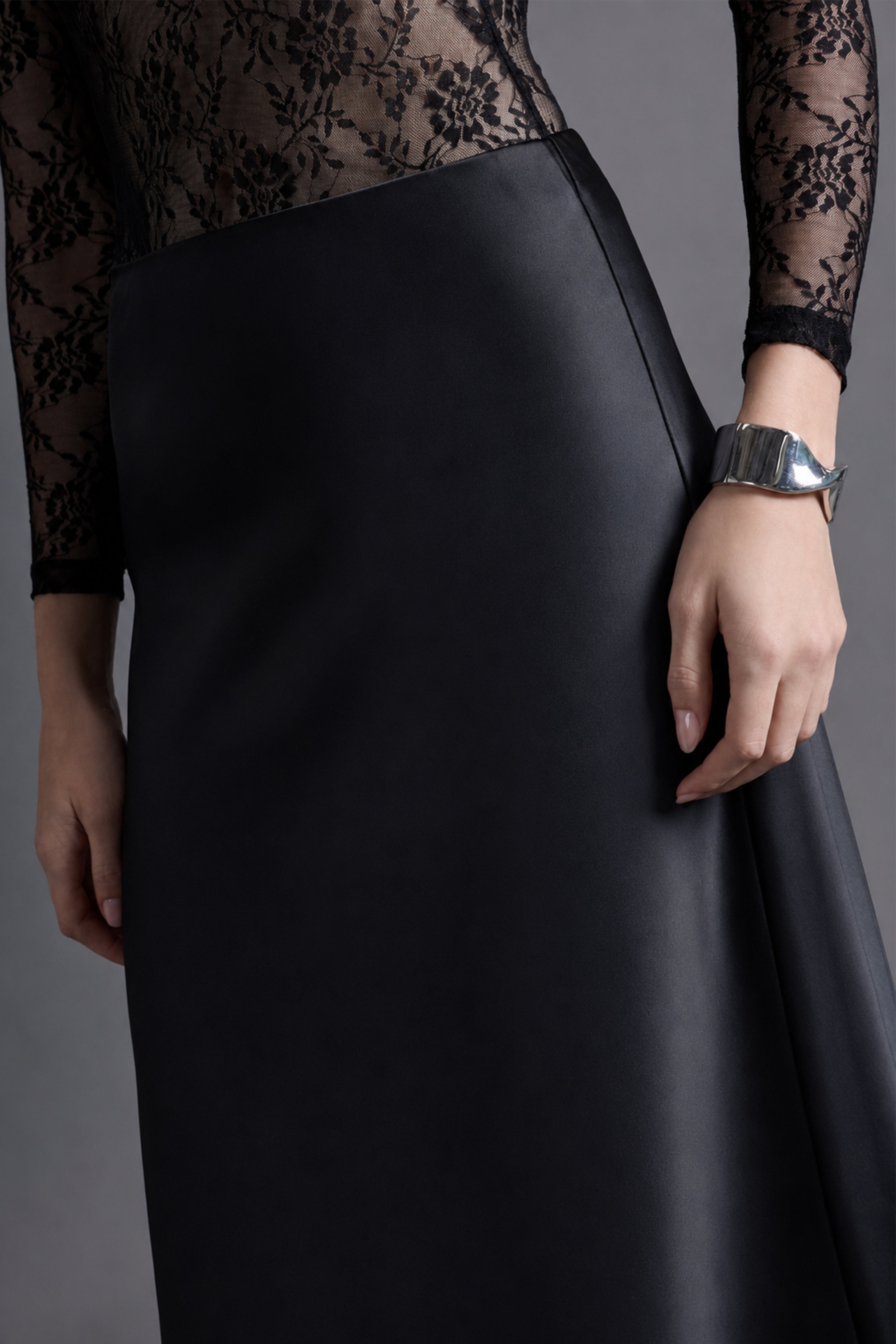 Falda Midi Satinada - Negro