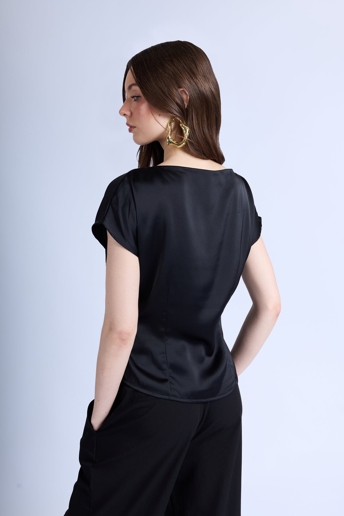 Blusa Cuello Alto con Cinturón - Negro