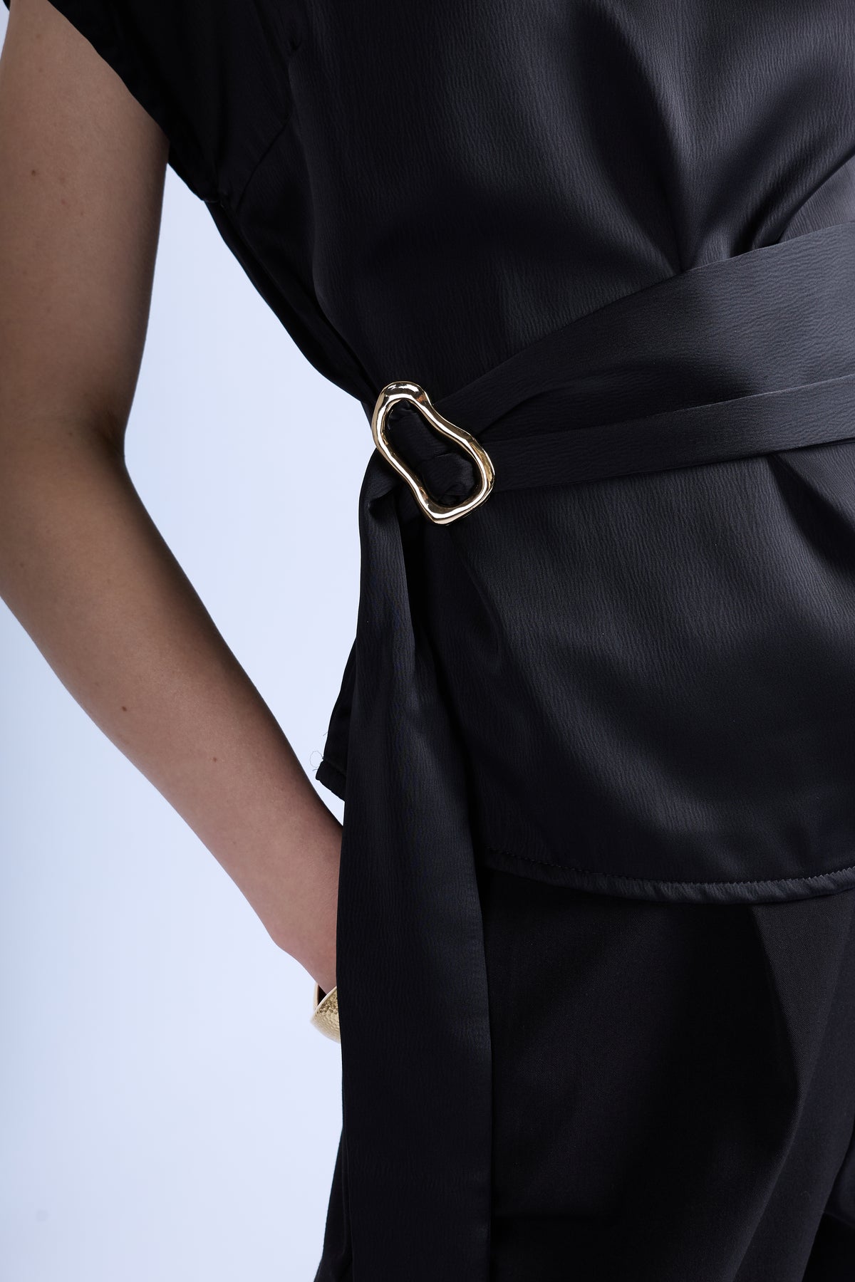 Blusa Cuello Alto con Cinturón - Negro
