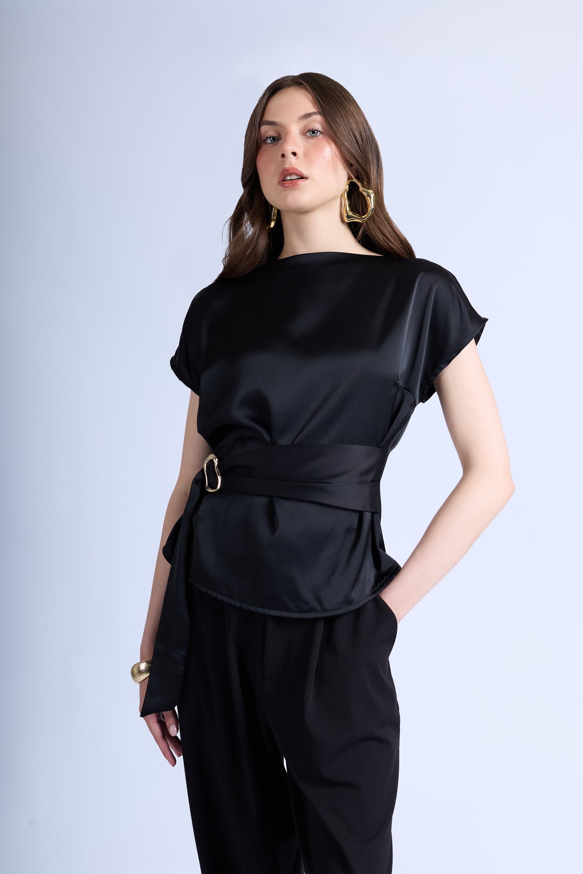 Blusa Cuello Alto con Cinturón - Negro
