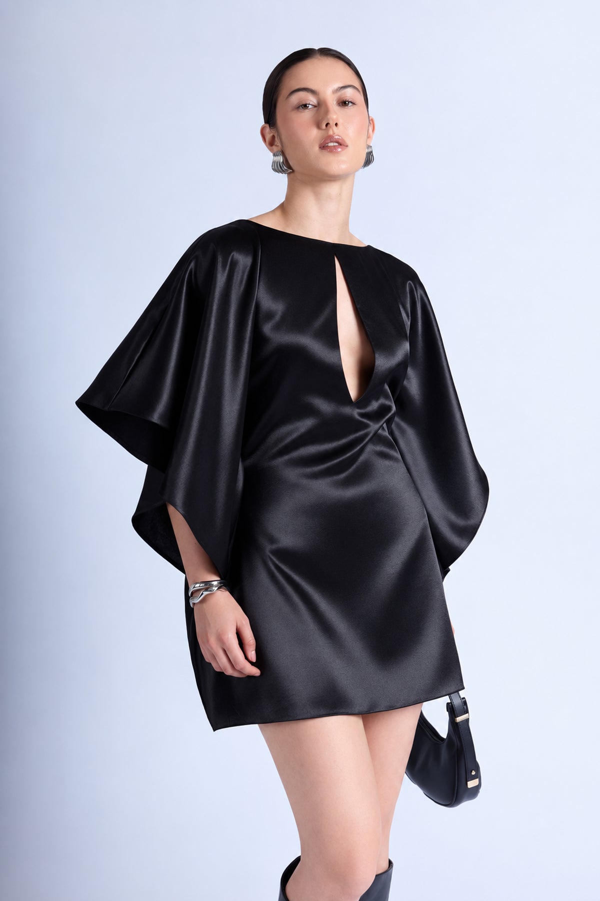 Vestido Satinado Manga Kimono - Negro