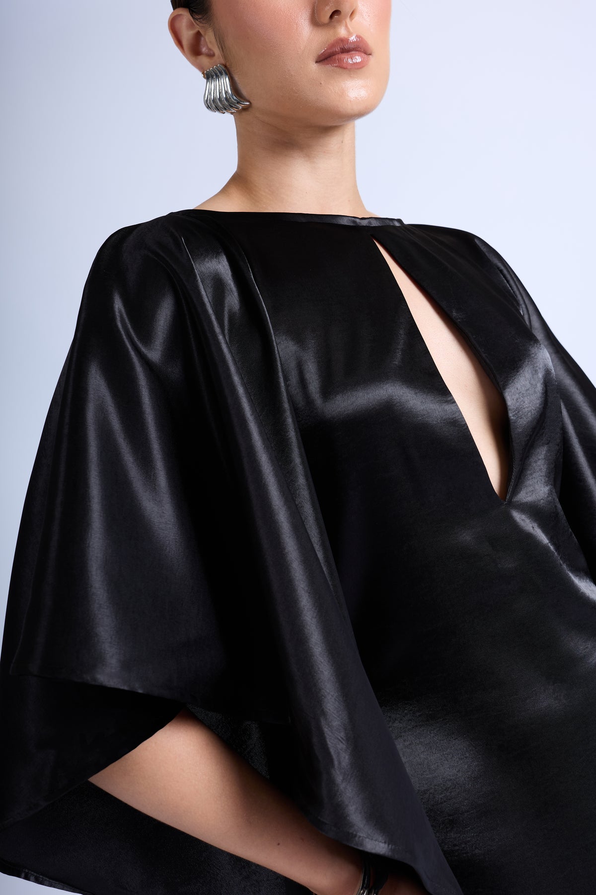 Vestido Satinado Manga Kimono - Negro
