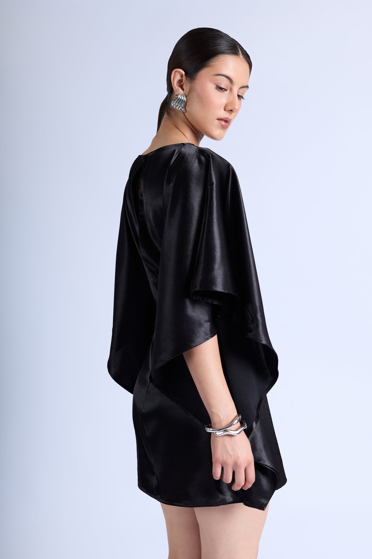Vestido Satinado Manga Kimono - Negro