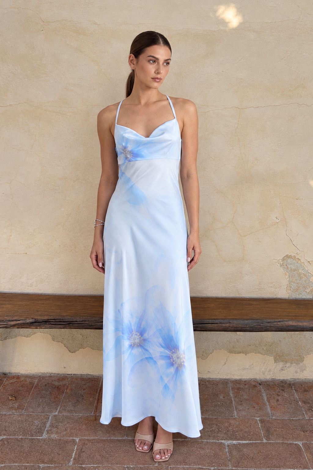 Vestido Satin Tiras Flores Celeste Bebé - foto en modelo 2