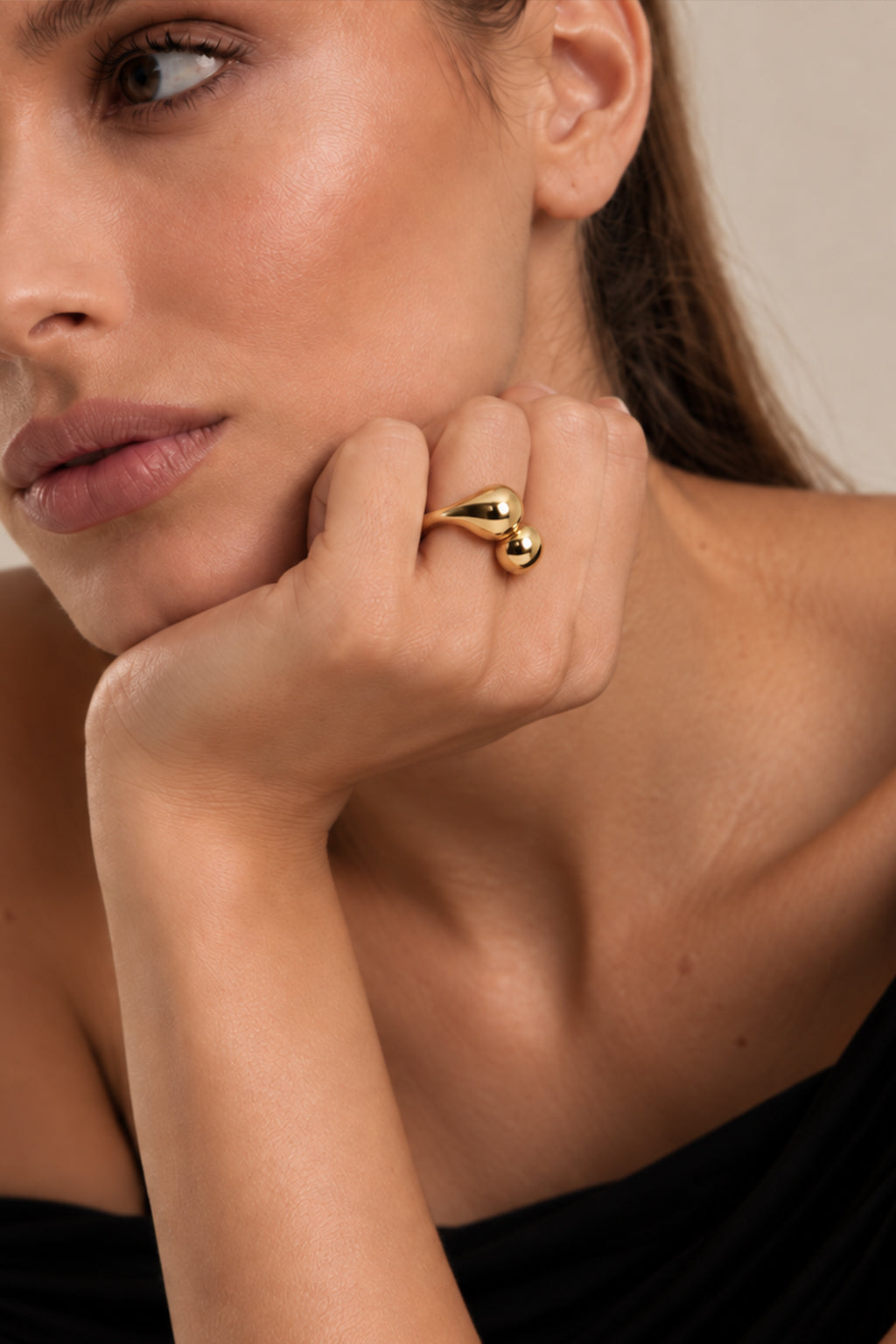 Anillo Gota Chunky - foto en modelo 2