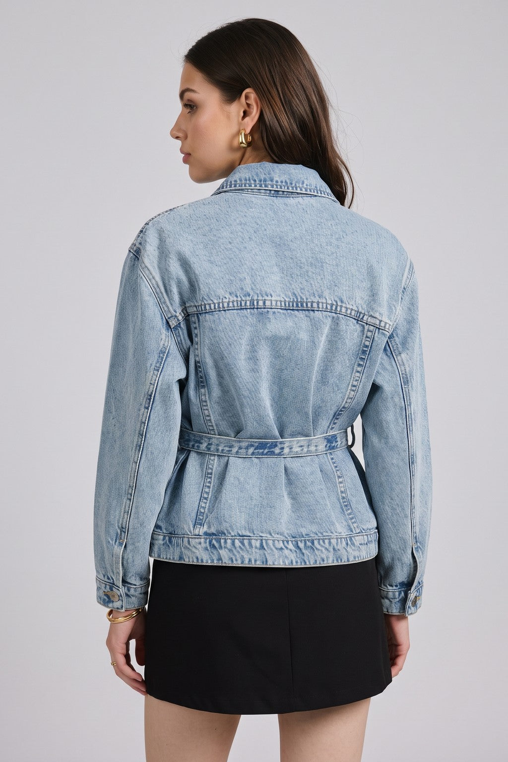 Casaca Denim Cinturón Bleach - foto en modelo 4
