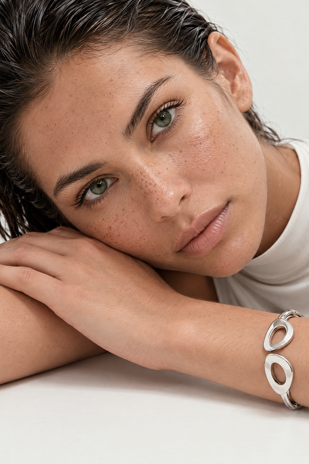 Pulsera Círculos B Varios - foto en modelo 1